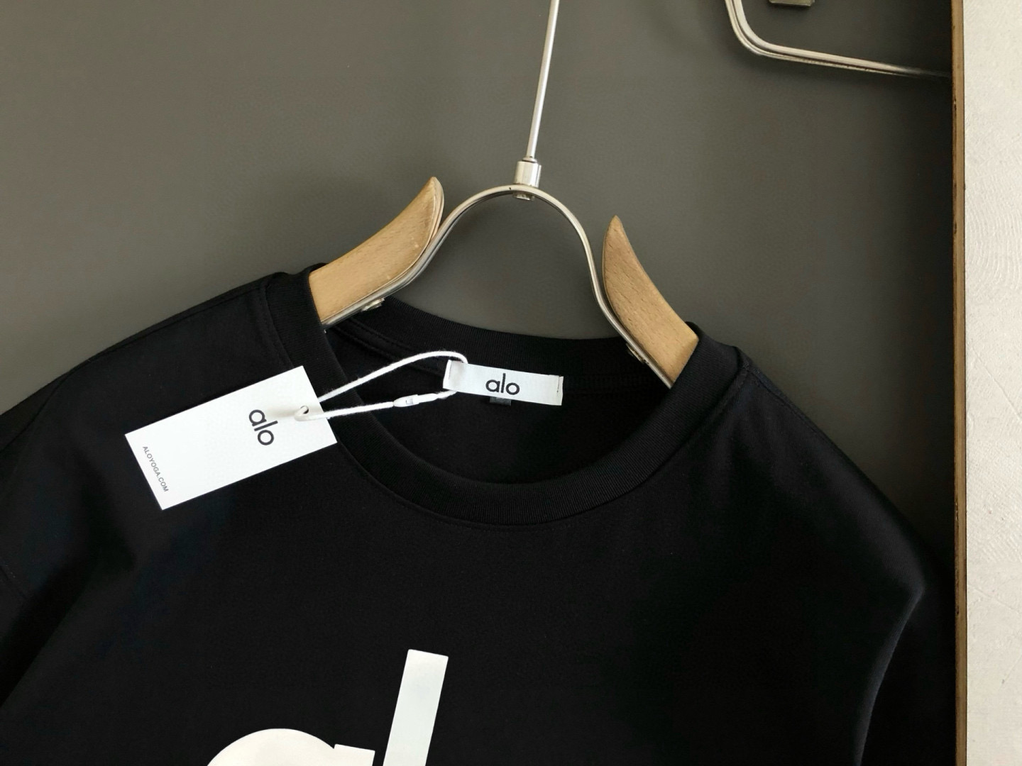  ALO  2025春夏新款首发专柜最新款短袖圆领T恤 高端订制 设计前卫时尚！品牌logo重工艺设计 