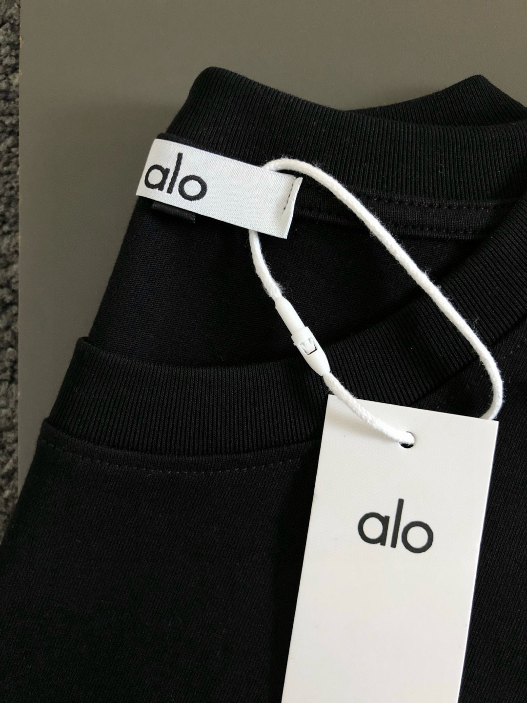  ALO  2025春夏新款首发专柜最新款短袖圆领T恤 高端订制 设计前卫时尚！品牌logo重工艺设计 