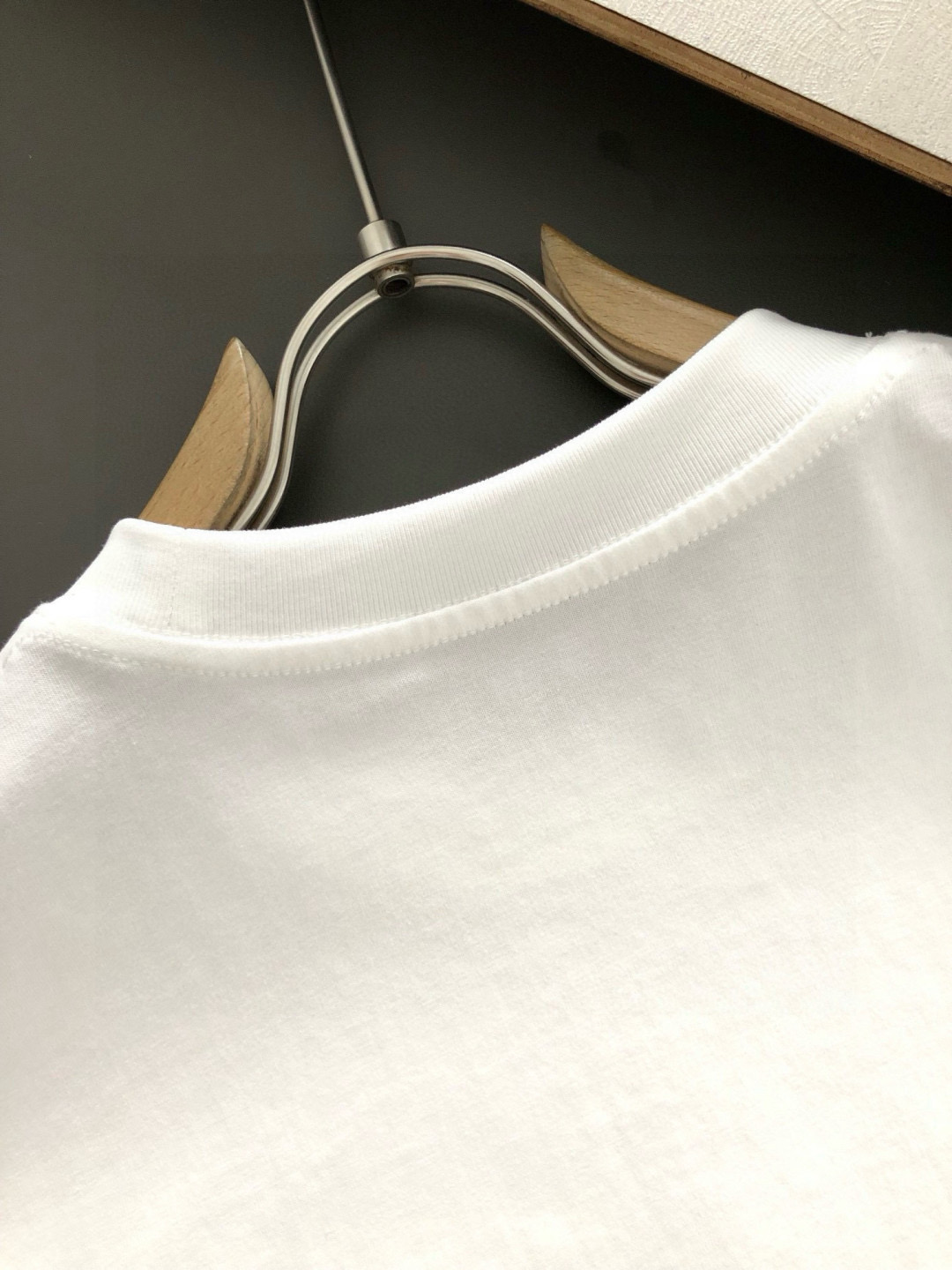  ALO  2025春夏新款首发专柜最新款短袖圆领T恤 高端订制 设计前卫时尚！品牌logo重工艺设计 