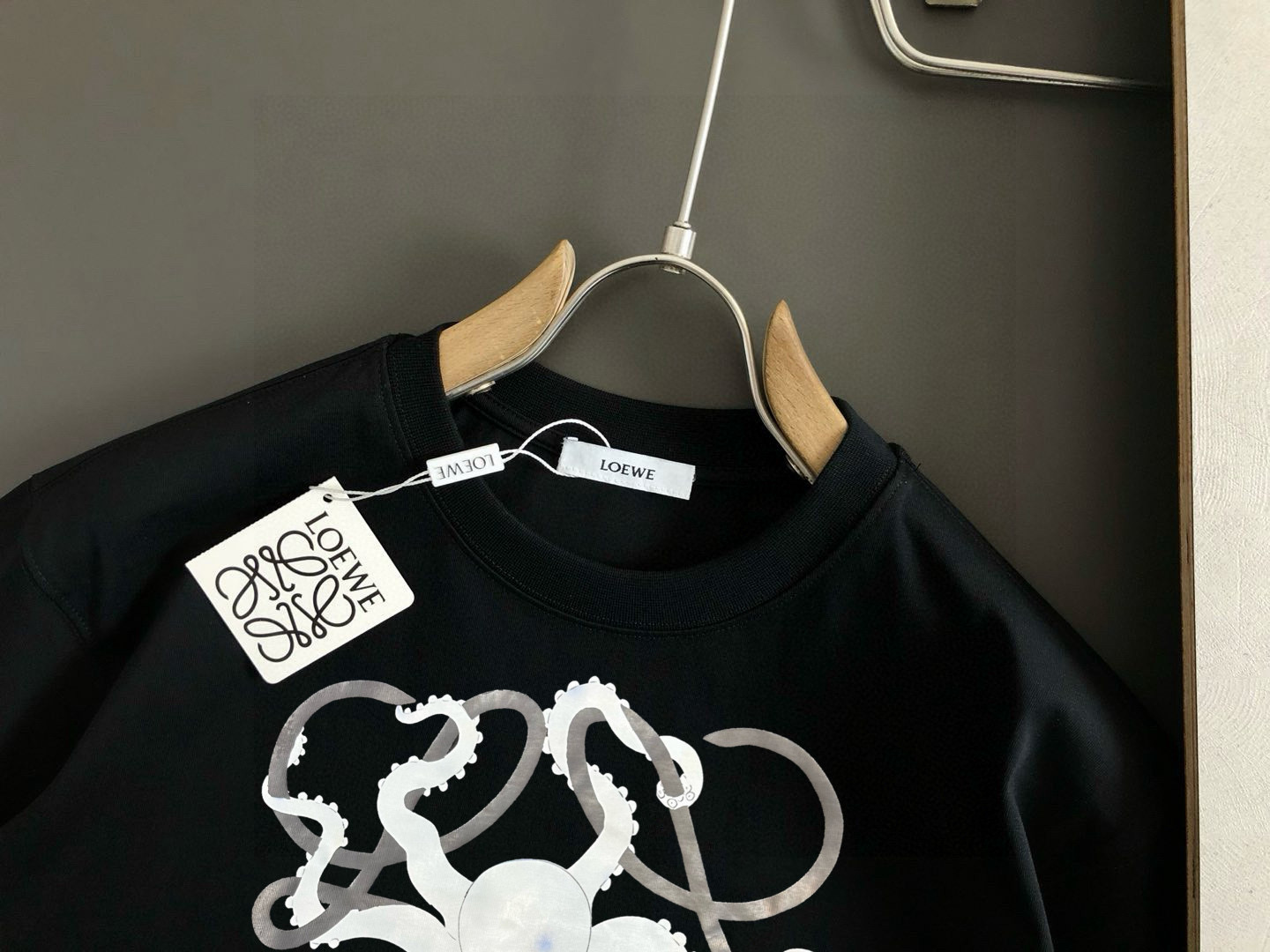  LOW  2025春夏新款首发专柜最新款短袖圆领T恤 高端订制 设计前卫时尚！品牌logo重工艺设计 