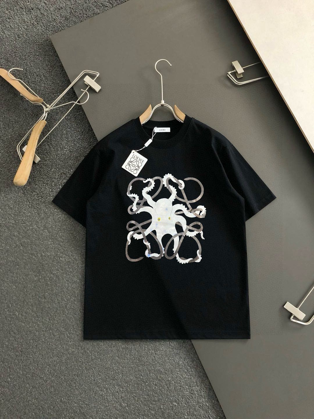  LOW  2025春夏新款首发专柜最新款短袖圆领T恤 高端订制 设计前卫时尚！品牌logo重工艺设计 