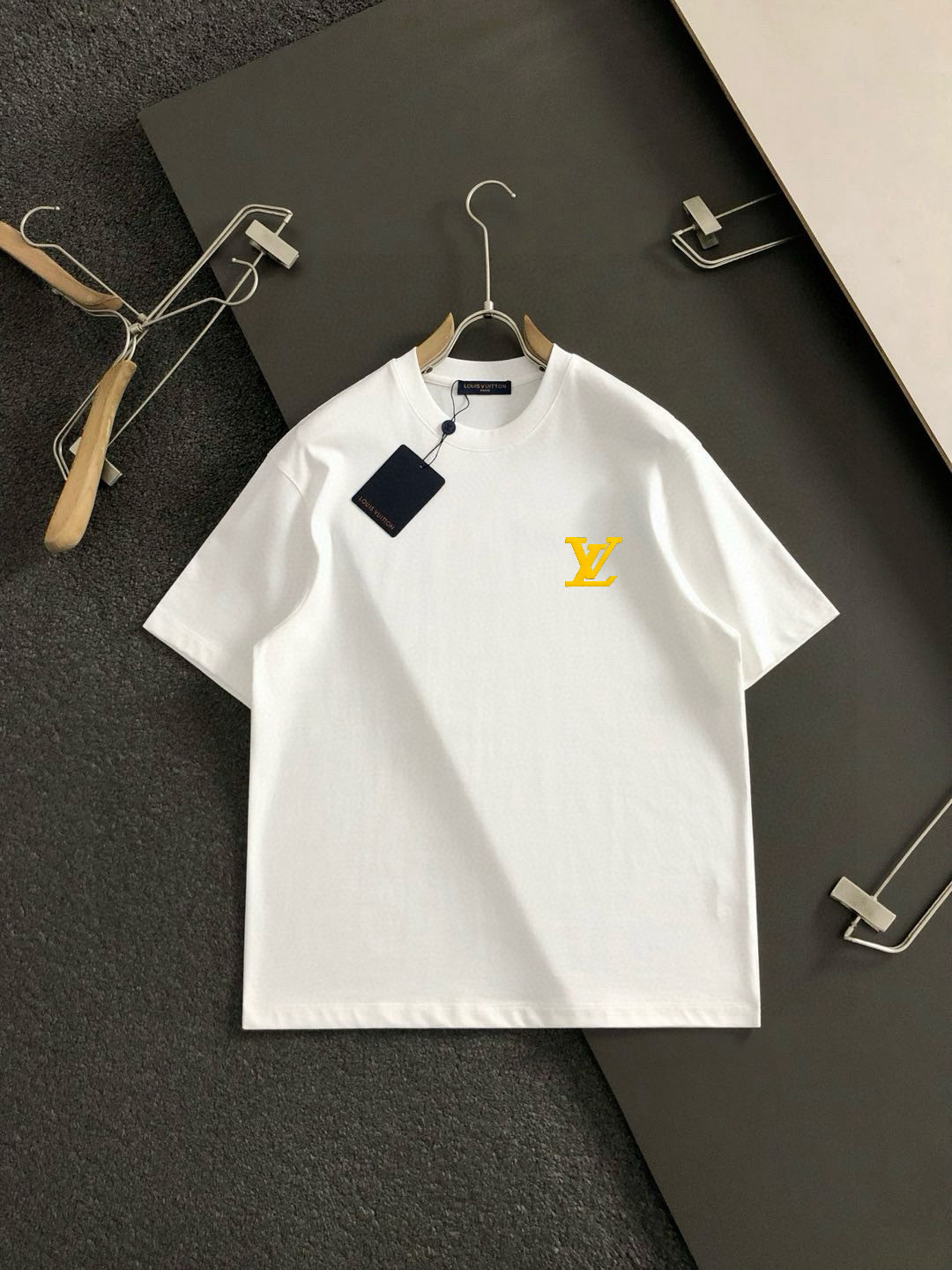  1V  2025春夏新款首发专柜最新款短袖圆领T恤 高端订制 设计前卫时尚！品牌logo重工艺设计 高