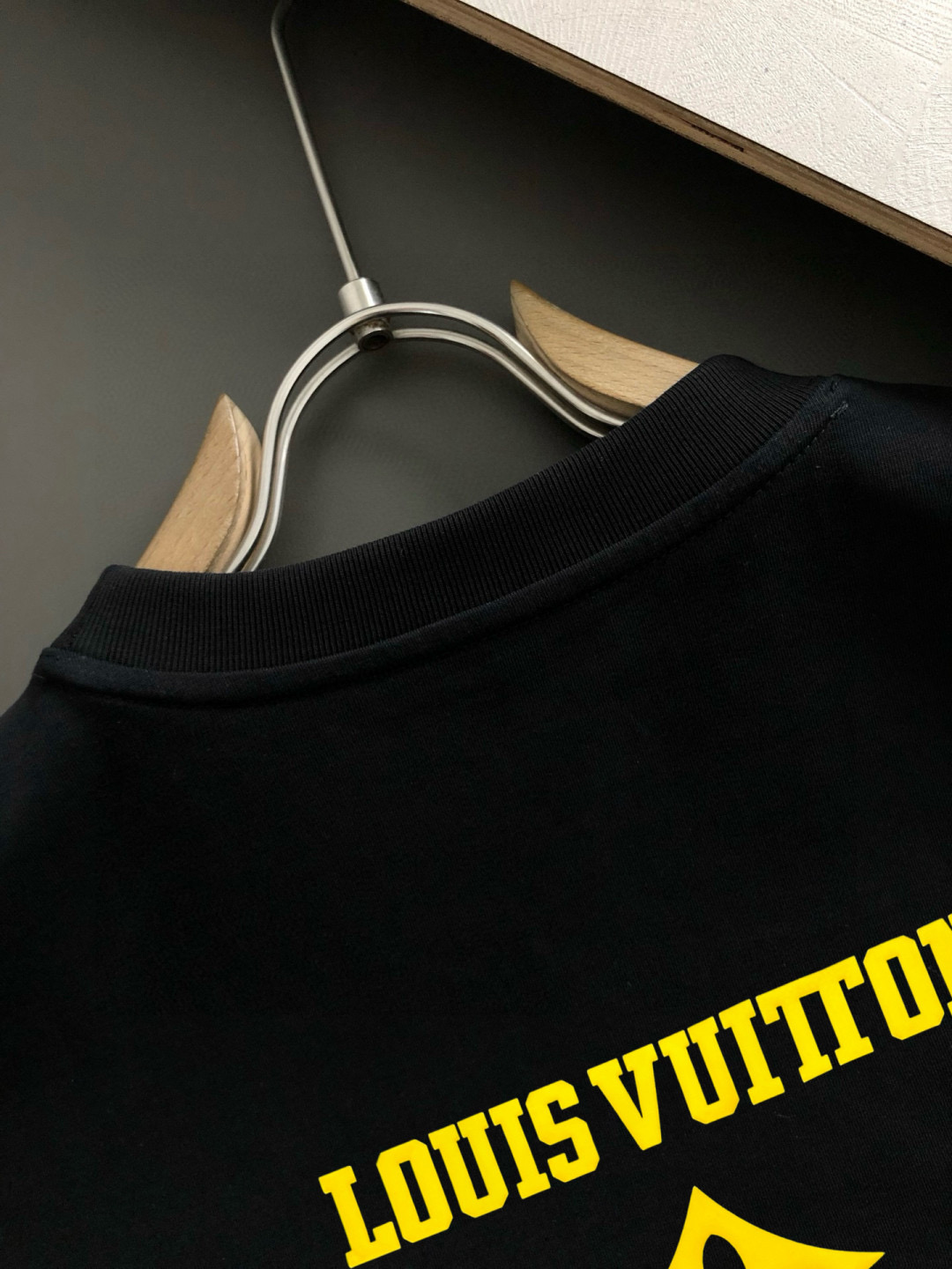  1V  2025春夏新款首发专柜最新款短袖圆领T恤 高端订制 设计前卫时尚！品牌logo重工艺设计 高