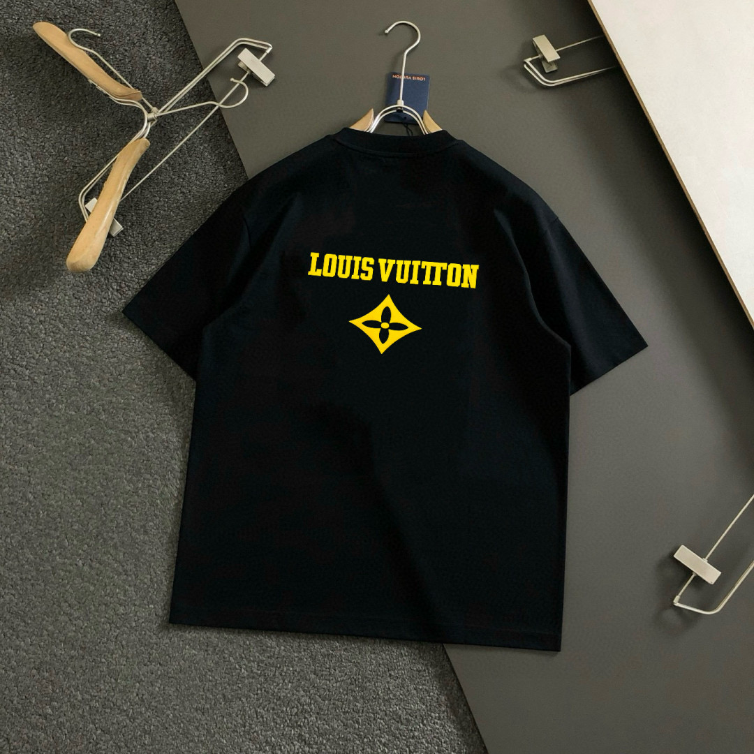  1V  2025春夏新款首发专柜最新款短袖圆领T恤 高端订制 设计前卫时尚！品牌logo重工艺设计 高