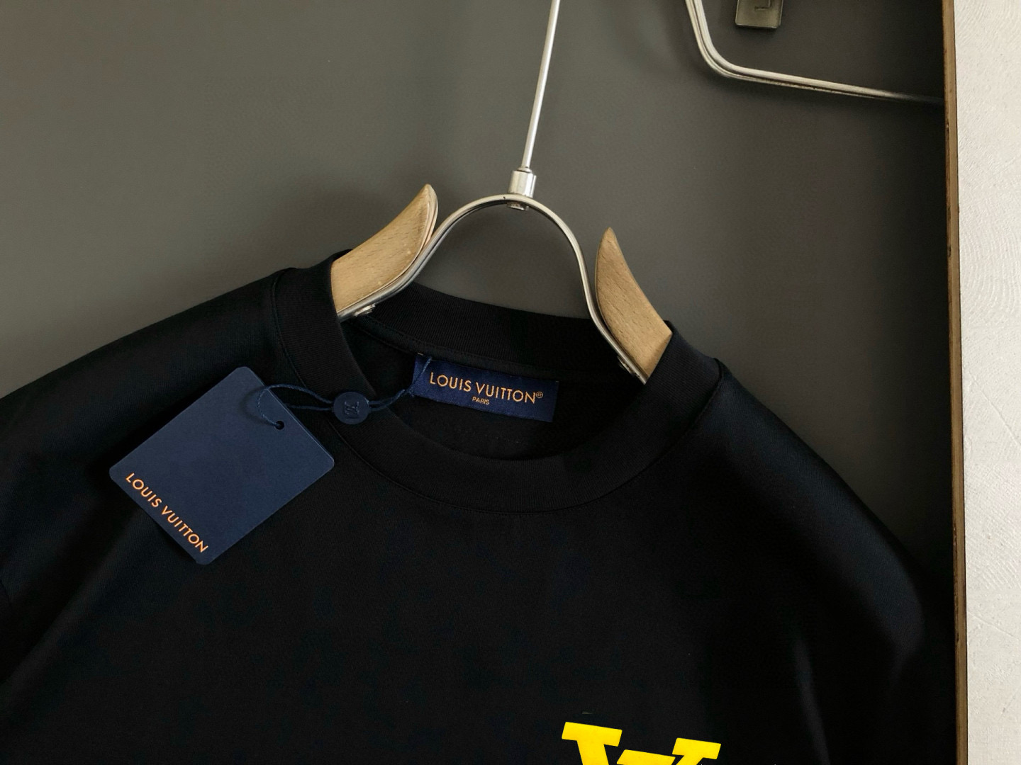  1V  2025春夏新款首发专柜最新款短袖圆领T恤 高端订制 设计前卫时尚！品牌logo重工艺设计 高