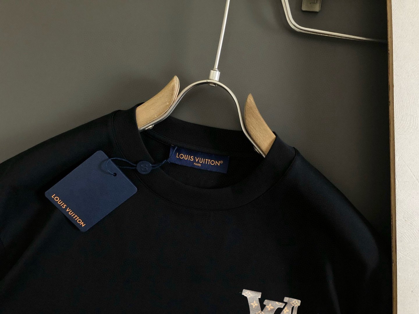  1V 2025春夏新款首发专柜最新款短袖圆领T恤 高端订制 设计前卫时尚！品牌logo重工艺设计 高端