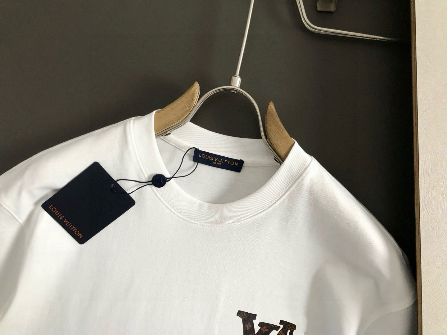  1V 2025春夏新款首发专柜最新款短袖圆领T恤 高端订制 设计前卫时尚！品牌logo重工艺设计 高端