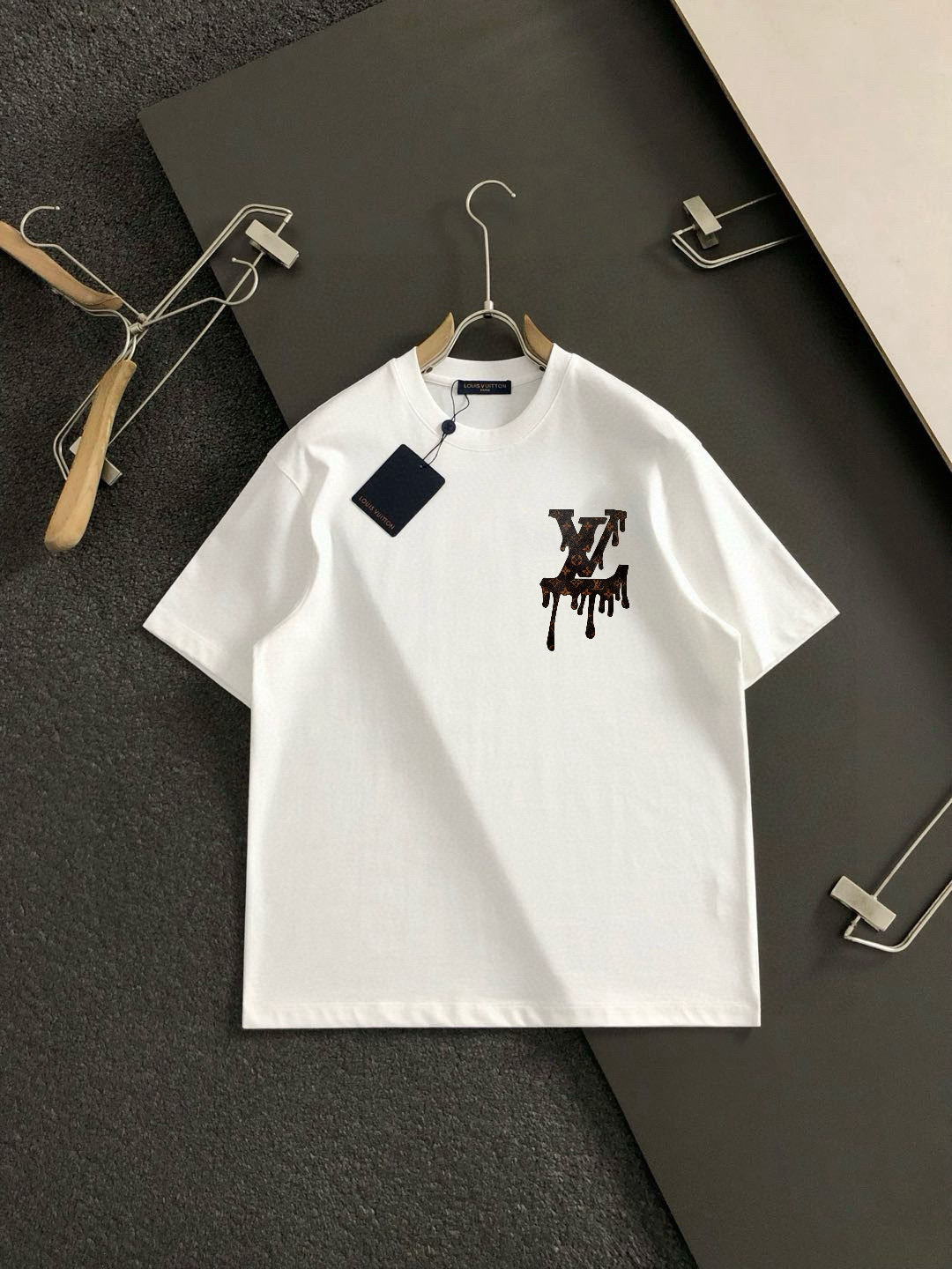  1V 2025春夏新款首发专柜最新款短袖圆领T恤 高端订制 设计前卫时尚！品牌logo重工艺设计 高端