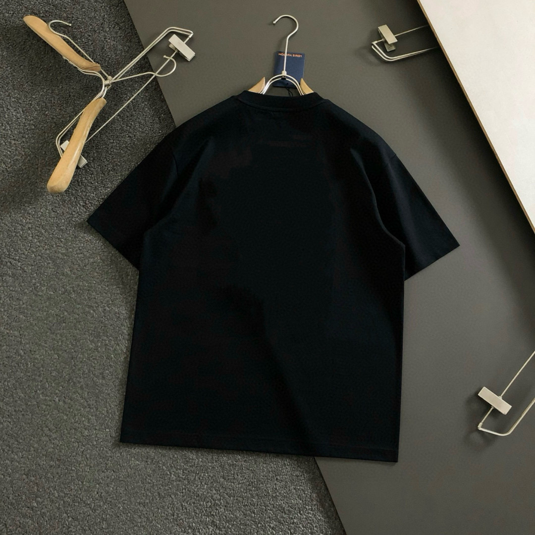  1V 2025春夏新款首发专柜最新款短袖圆领T恤 高端订制 设计前卫时尚！品牌logo重工艺设计 高端