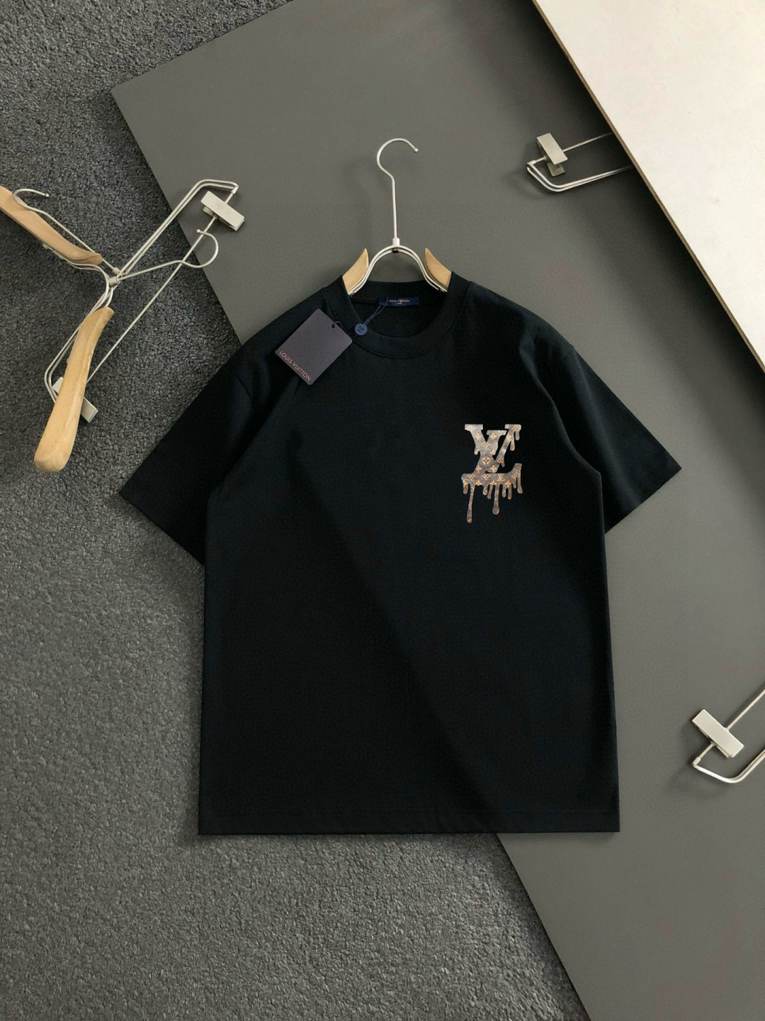  1V 2025春夏新款首发专柜最新款短袖圆领T恤 高端订制 设计前卫时尚！品牌logo重工艺设计 高端