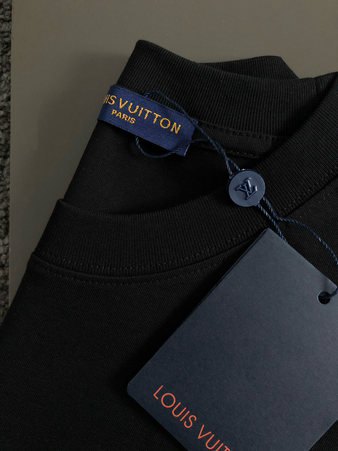  1V 2025春夏新款首发专柜最新款短袖圆领T恤 高端订制 设计前卫时尚！品牌logo重工艺设计 高端