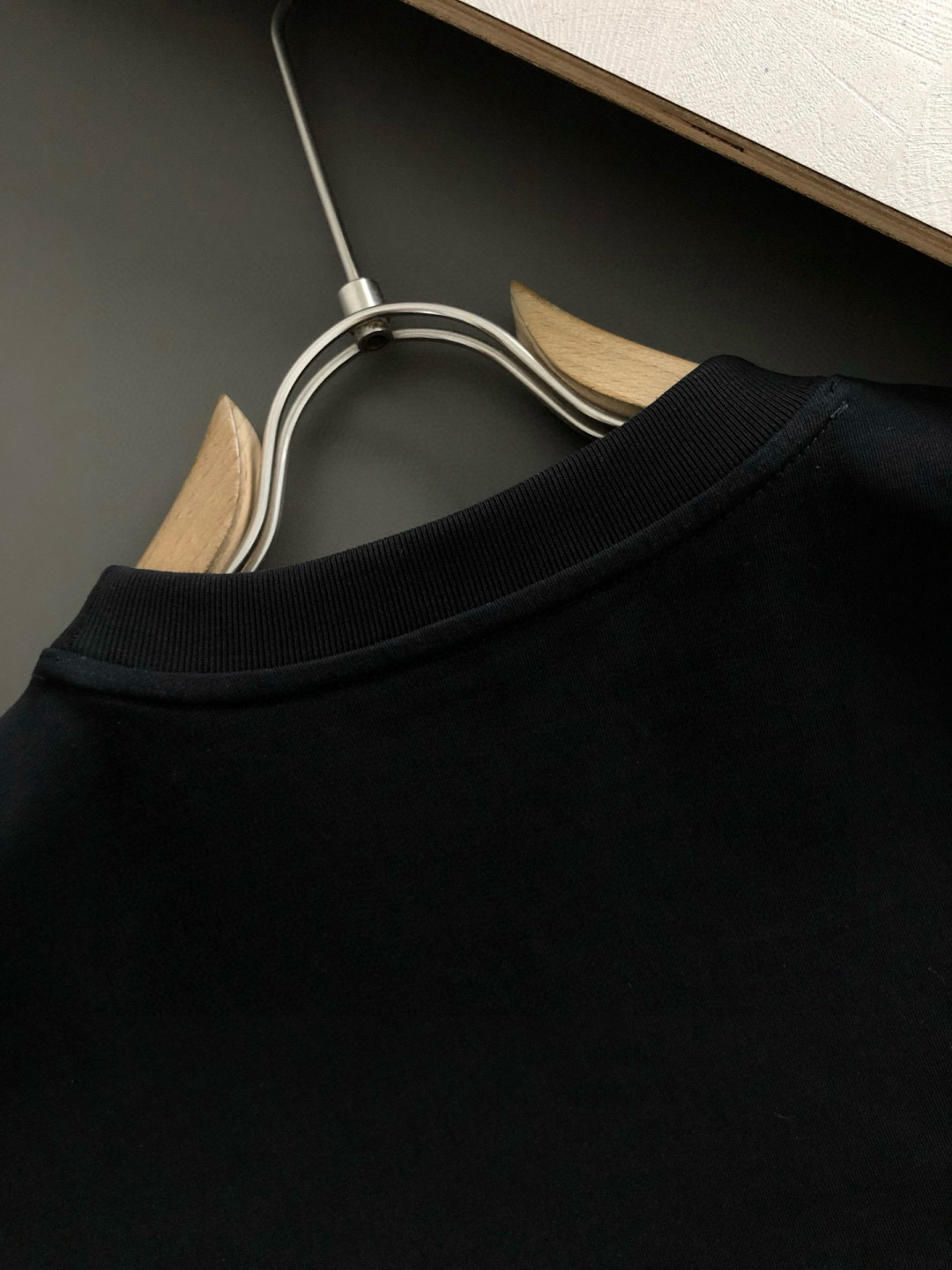  1V 2025春夏新款首发专柜最新款短袖圆领T恤 高端订制 设计前卫时尚！品牌logo重工艺设计 高端