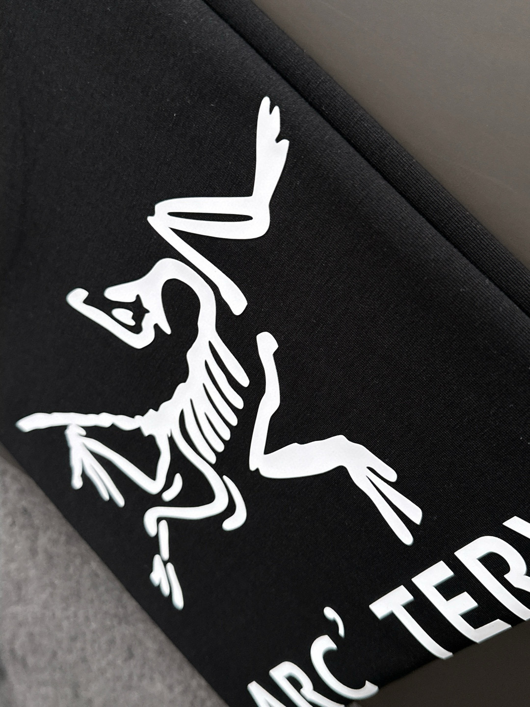  ARC 2025SS春夏最新款圆领时尚短袖T恤，官网同步，专柜纯棉面料！贴肤舒适，耐看又好穿，经典简约