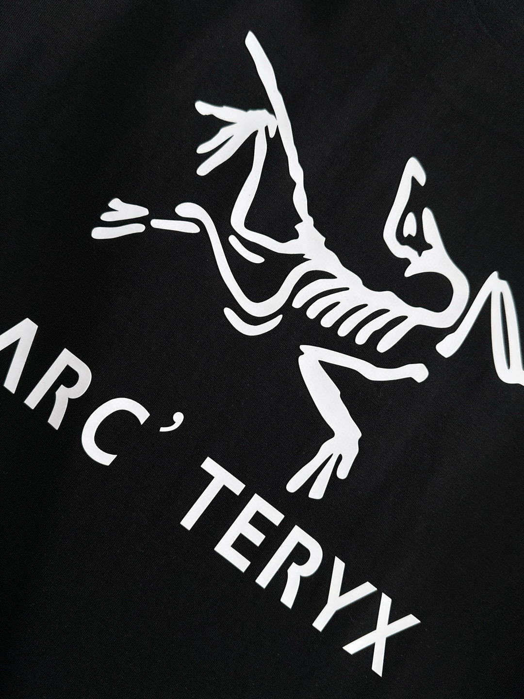  ARC 2025SS春夏最新款圆领时尚短袖T恤，官网同步，专柜纯棉面料！贴肤舒适，耐看又好穿，经典简约