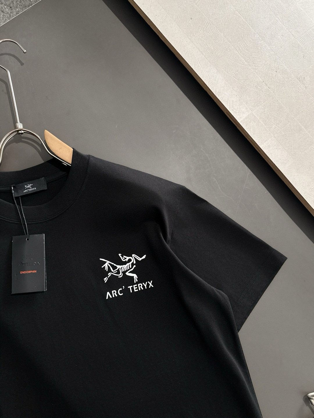  ARC 2025SS春夏最新款圆领时尚短袖T恤，官网同步，专柜纯棉面料！贴肤舒适，耐看又好穿，经典简约