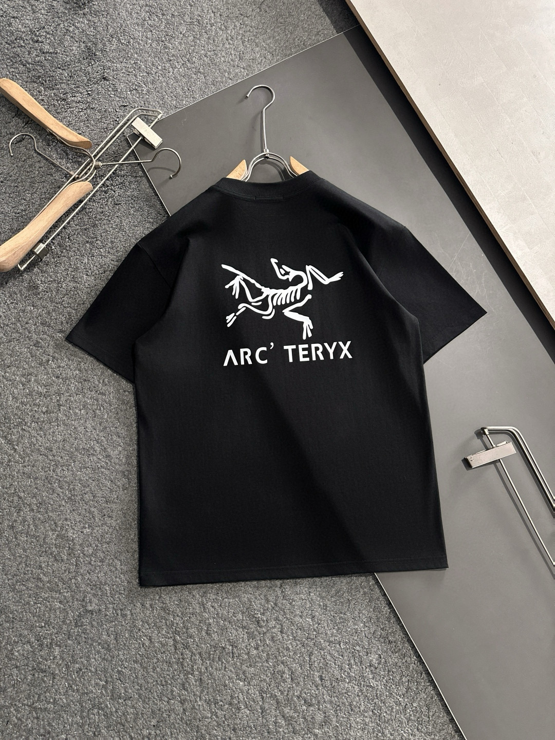  ARC 2025SS春夏最新款圆领时尚短袖T恤，官网同步，专柜纯棉面料！贴肤舒适，耐看又好穿，经典简约