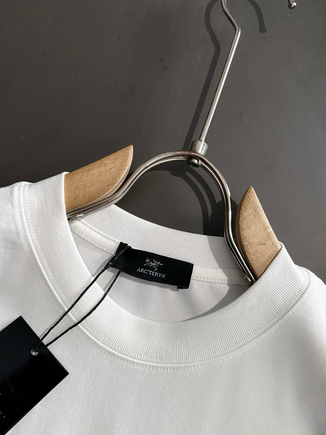  ARC 2025SS春夏最新款圆领时尚短袖T恤，官网同步，专柜纯棉面料！贴肤舒适，耐看又好穿，经典简约