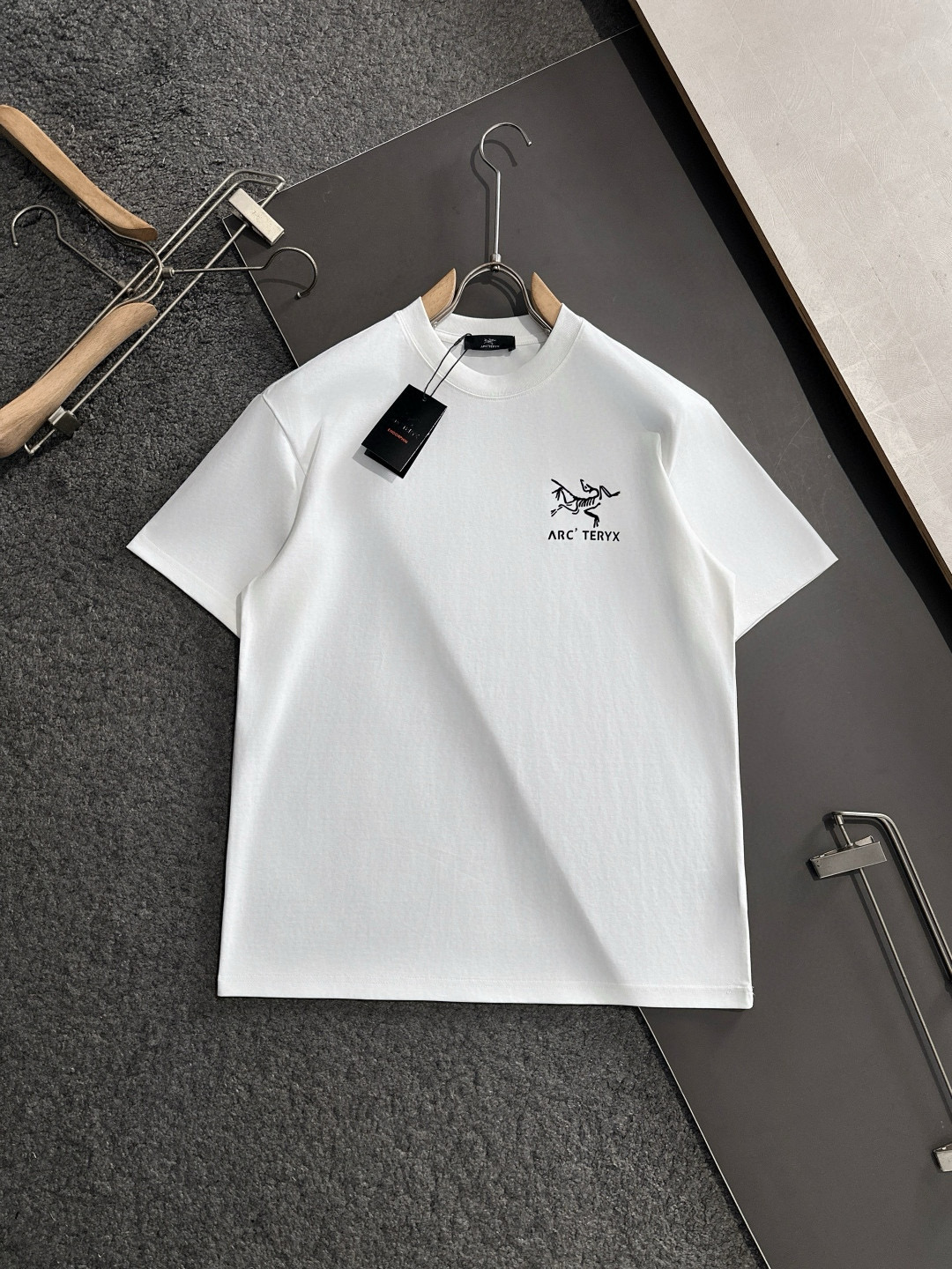 ARC 2025SS春夏最新款圆领时尚短袖T恤，官网同步，专柜纯棉面料！贴肤舒适，耐看又好穿，经典简约