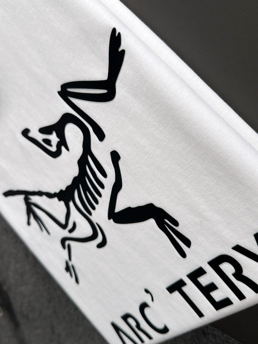  ARC 2025SS春夏最新款圆领时尚短袖T恤，官网同步，专柜纯棉面料！贴肤舒适，耐看又好穿，经典简约