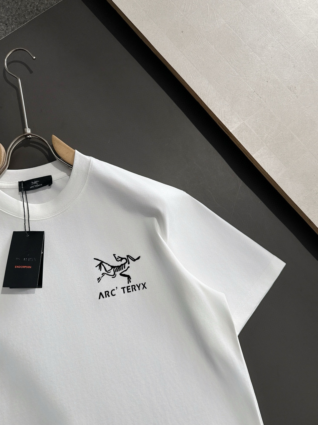  ARC 2025SS春夏最新款圆领时尚短袖T恤，官网同步，专柜纯棉面料！贴肤舒适，耐看又好穿，经典简约