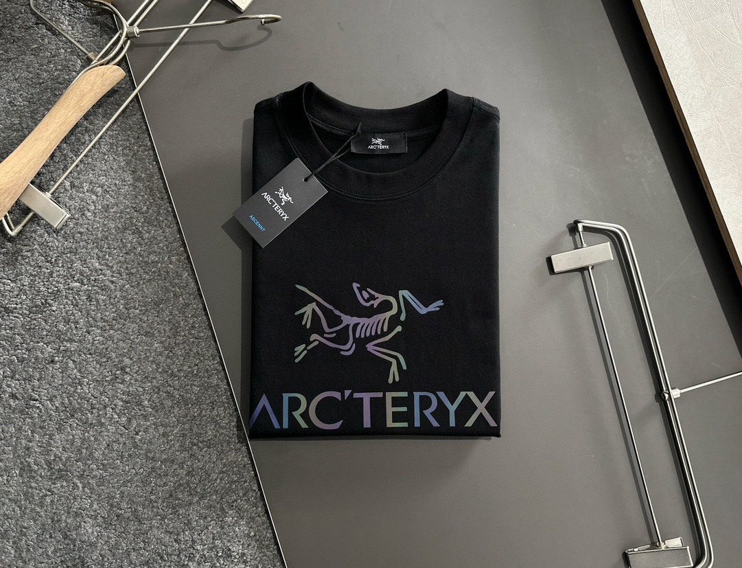  ARC 2025SS春夏最新款圆领时尚短袖T恤，官网同步，专柜纯棉面料！贴肤舒适，耐看又好穿，经典简约
