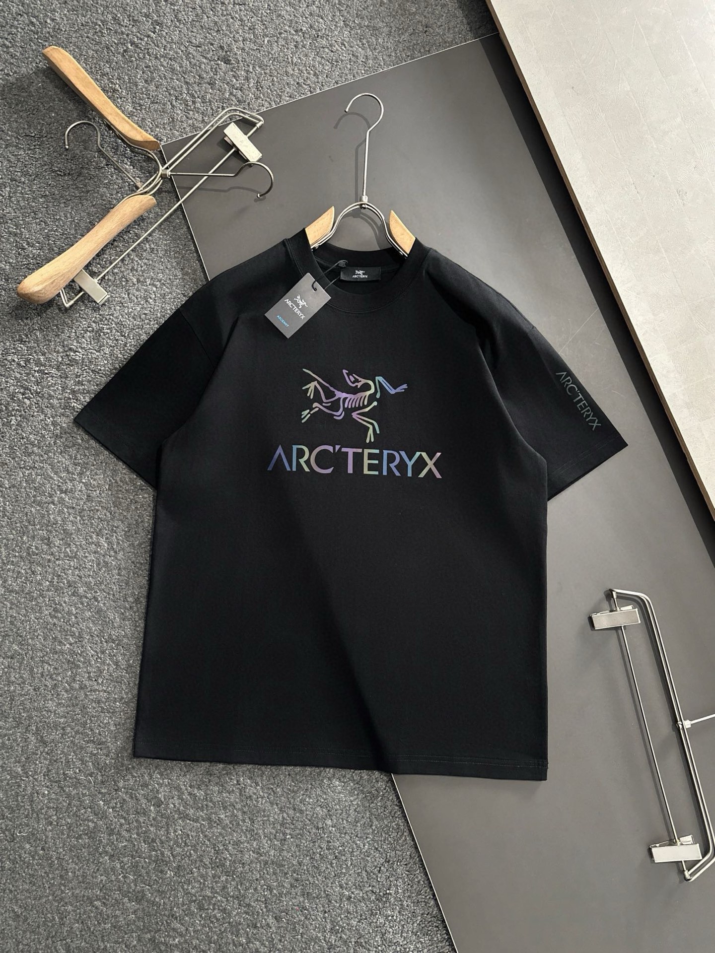  ARC 2025SS春夏最新款圆领时尚短袖T恤，官网同步，专柜纯棉面料！贴肤舒适，耐看又好穿，经典简约