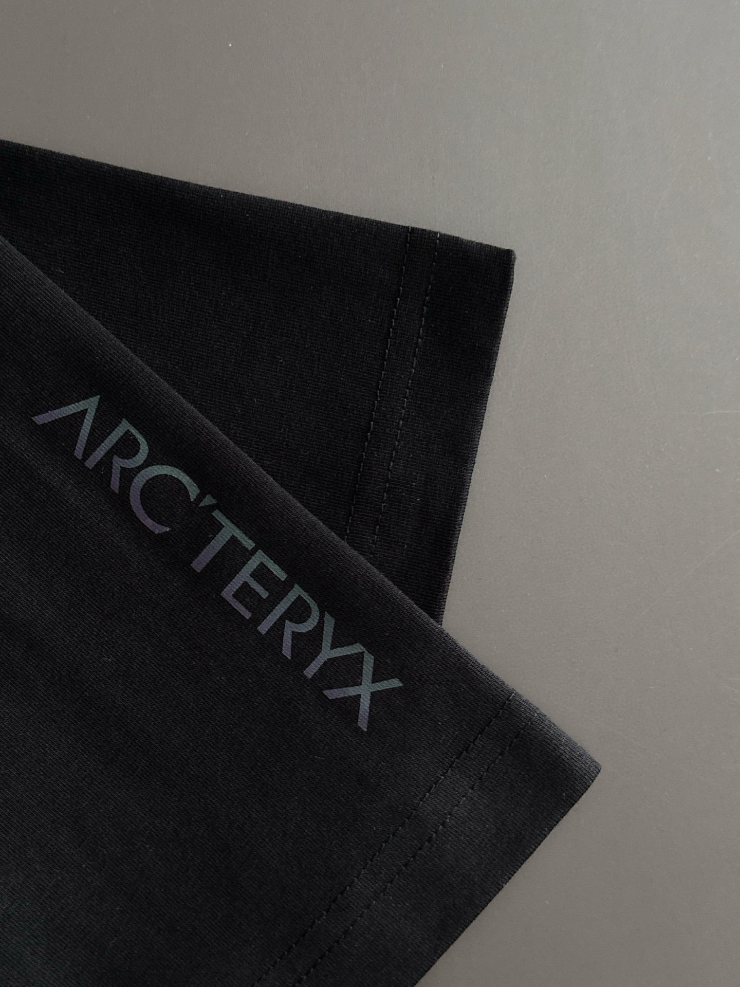  ARC 2025SS春夏最新款圆领时尚短袖T恤，官网同步，专柜纯棉面料！贴肤舒适，耐看又好穿，经典简约