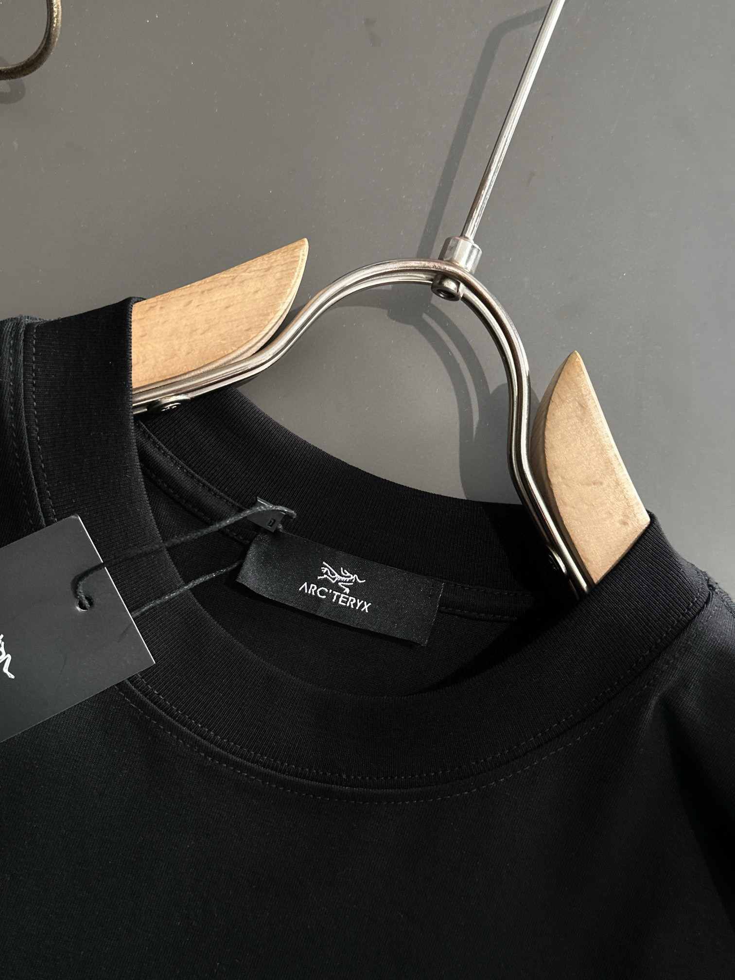  ARC 2025SS春夏最新款圆领时尚短袖T恤，官网同步，专柜纯棉面料！贴肤舒适，耐看又好穿，经典简约