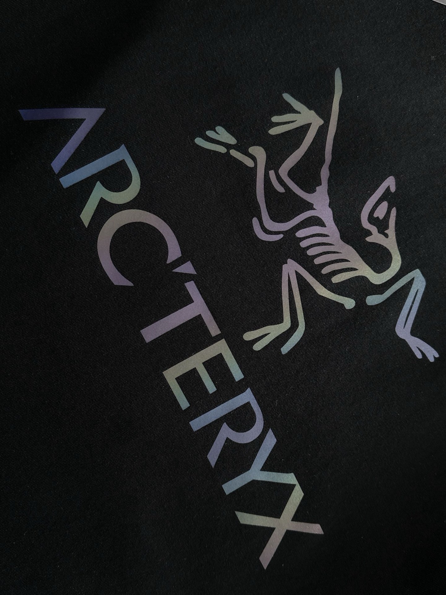  ARC 2025SS春夏最新款圆领时尚短袖T恤，官网同步，专柜纯棉面料！贴肤舒适，耐看又好穿，经典简约