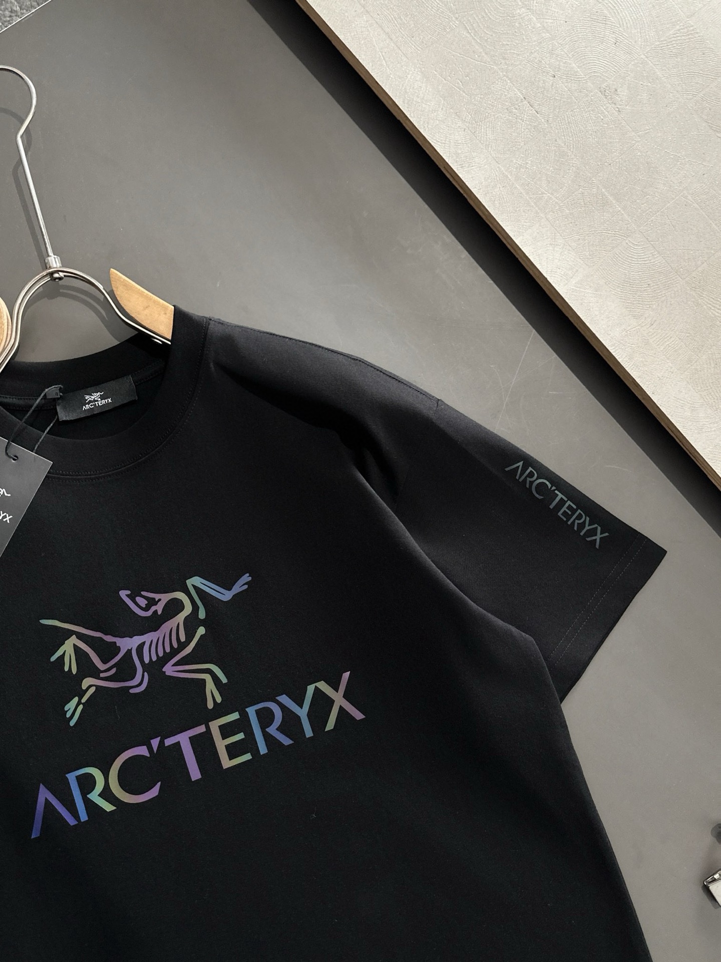  ARC 2025SS春夏最新款圆领时尚短袖T恤，官网同步，专柜纯棉面料！贴肤舒适，耐看又好穿，经典简约