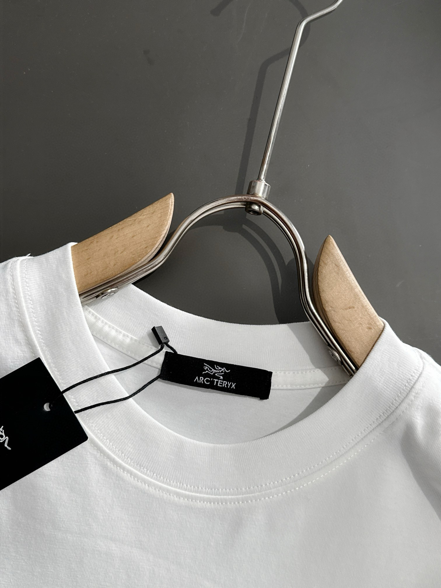  ARC 2025SS春夏最新款圆领时尚短袖T恤，官网同步，专柜纯棉面料！贴肤舒适，耐看又好穿，经典简约