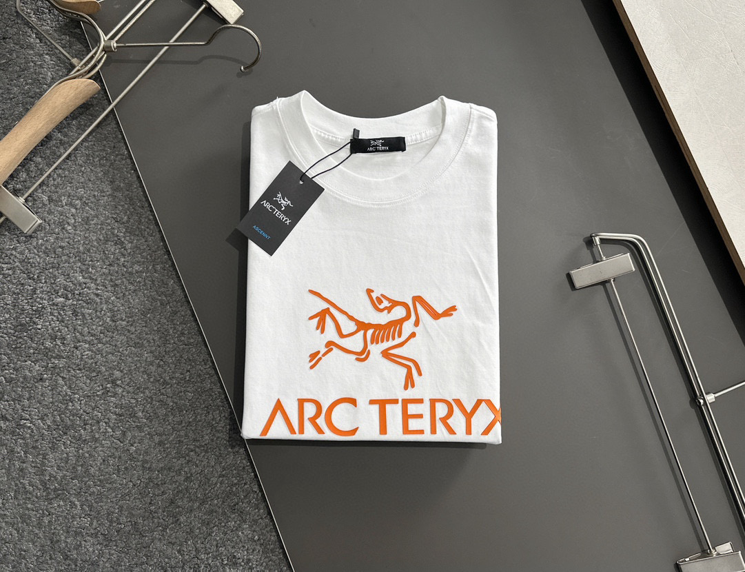  ARC 2025SS春夏最新款圆领时尚短袖T恤，官网同步，专柜纯棉面料！贴肤舒适，耐看又好穿，经典简约