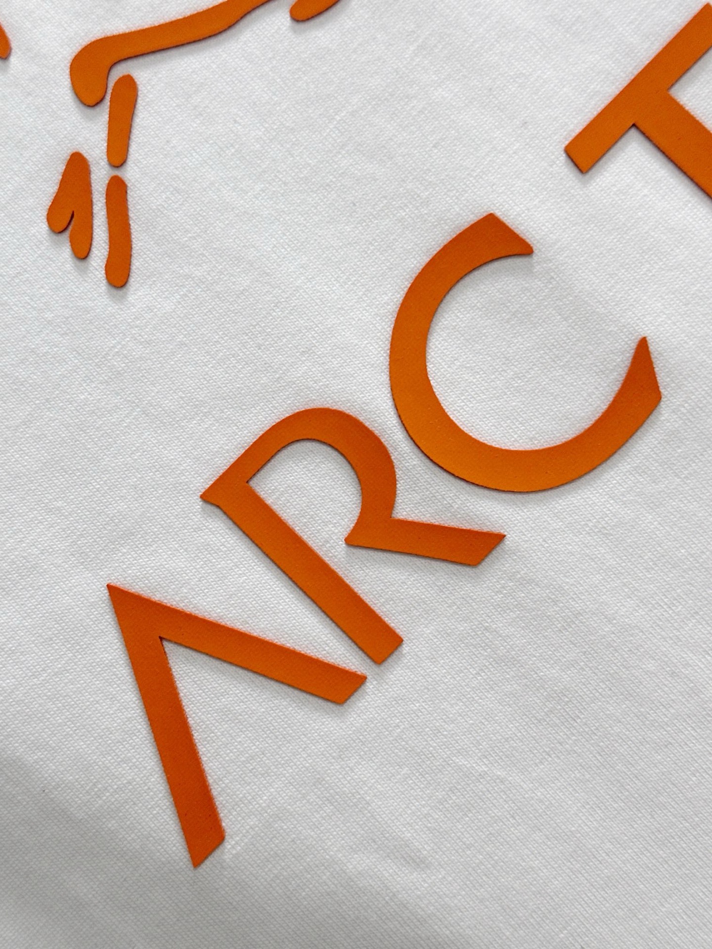  ARC 2025SS春夏最新款圆领时尚短袖T恤，官网同步，专柜纯棉面料！贴肤舒适，耐看又好穿，经典简约