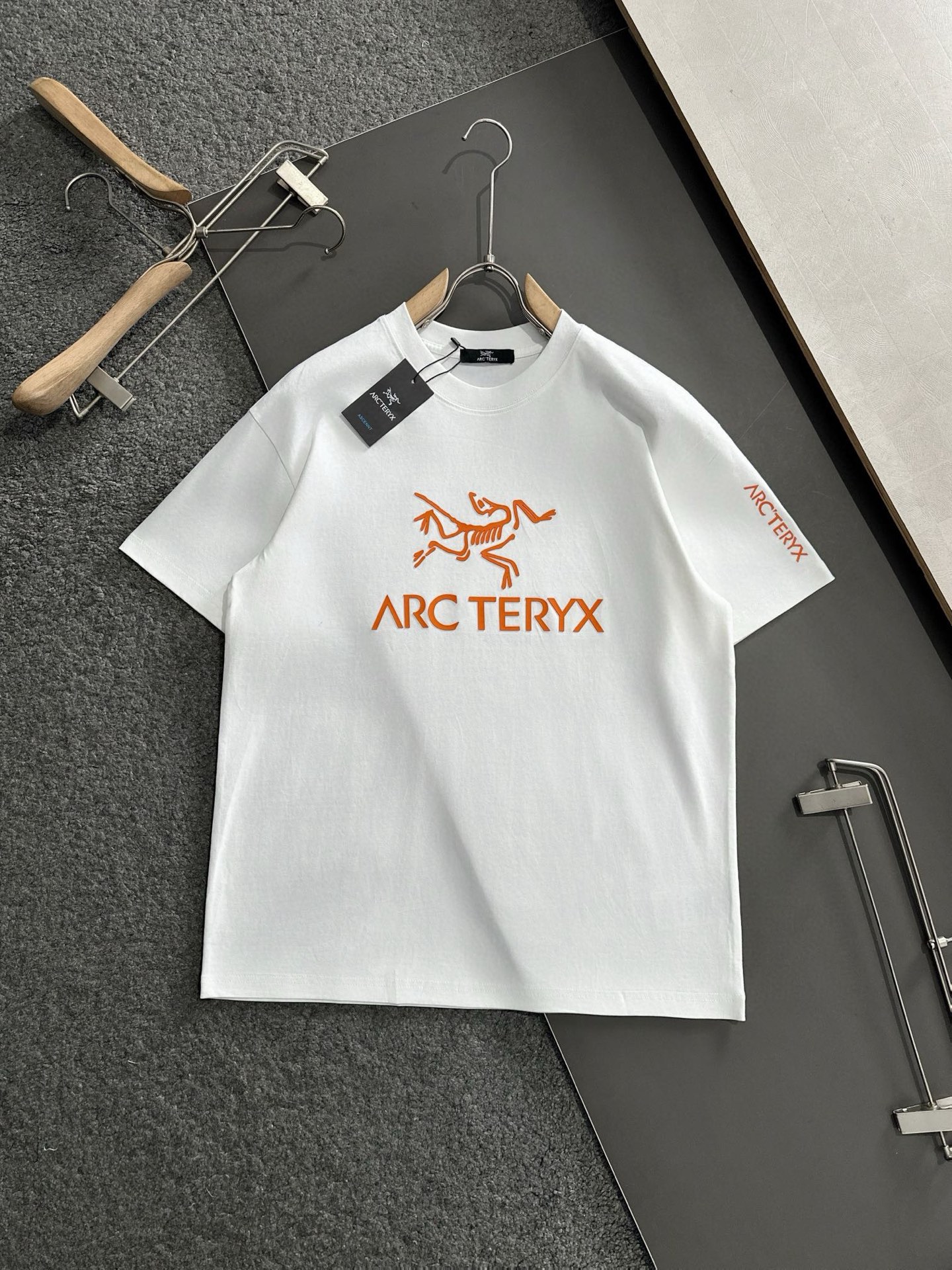  ARC 2025SS春夏最新款圆领时尚短袖T恤，官网同步，专柜纯棉面料！贴肤舒适，耐看又好穿，经典简约