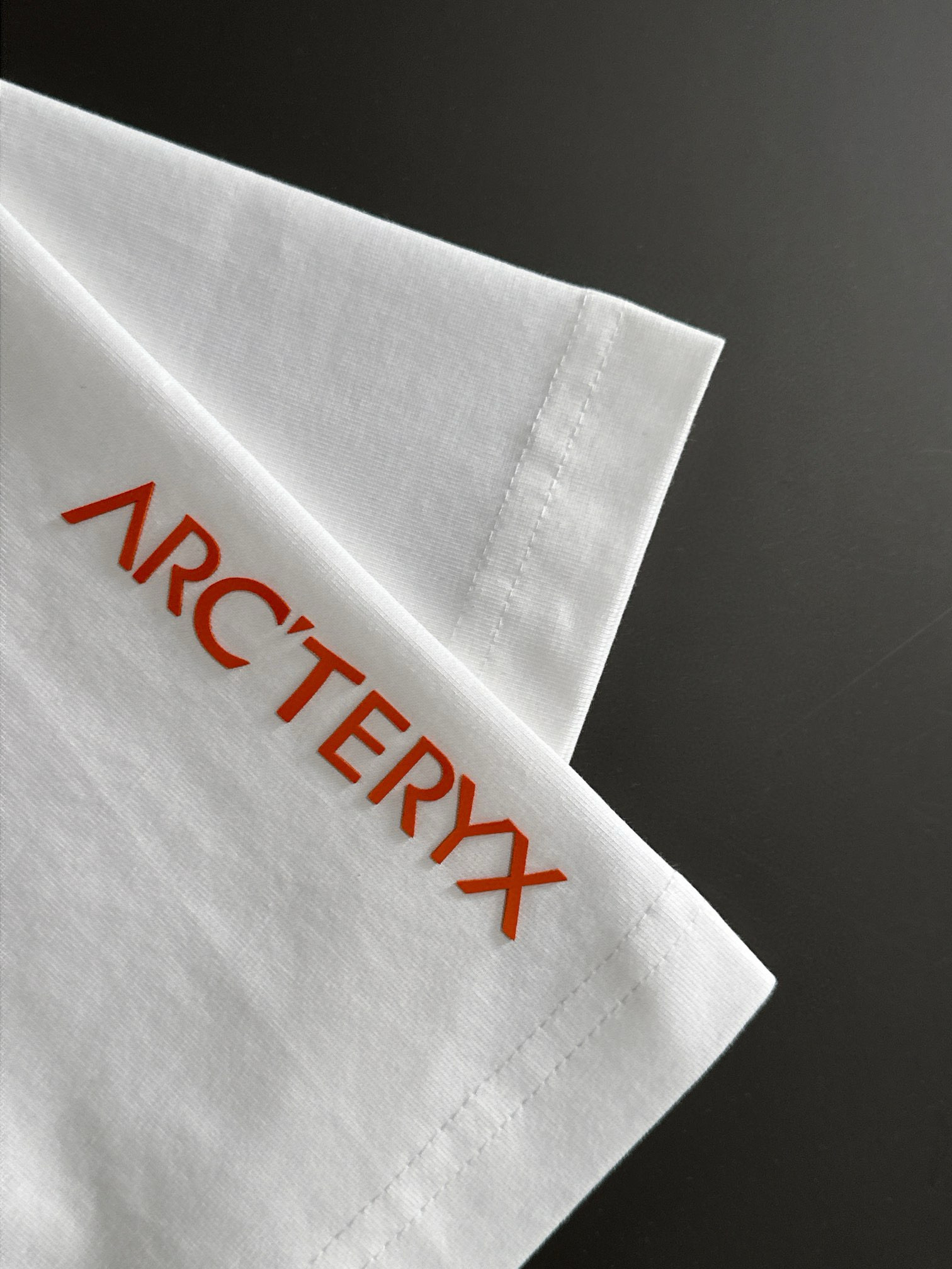  ARC 2025SS春夏最新款圆领时尚短袖T恤，官网同步，专柜纯棉面料！贴肤舒适，耐看又好穿，经典简约