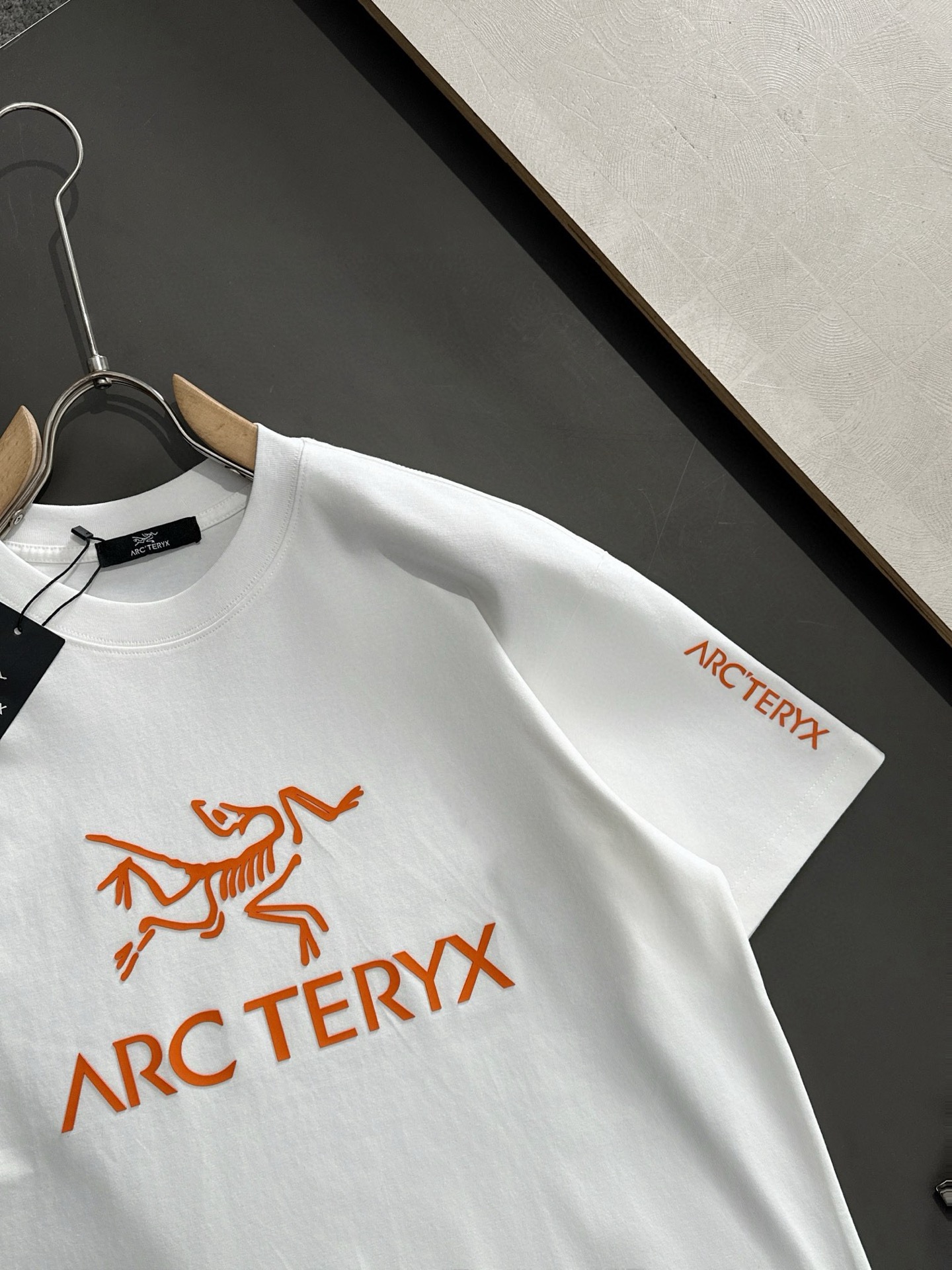  ARC 2025SS春夏最新款圆领时尚短袖T恤，官网同步，专柜纯棉面料！贴肤舒适，耐看又好穿，经典简约