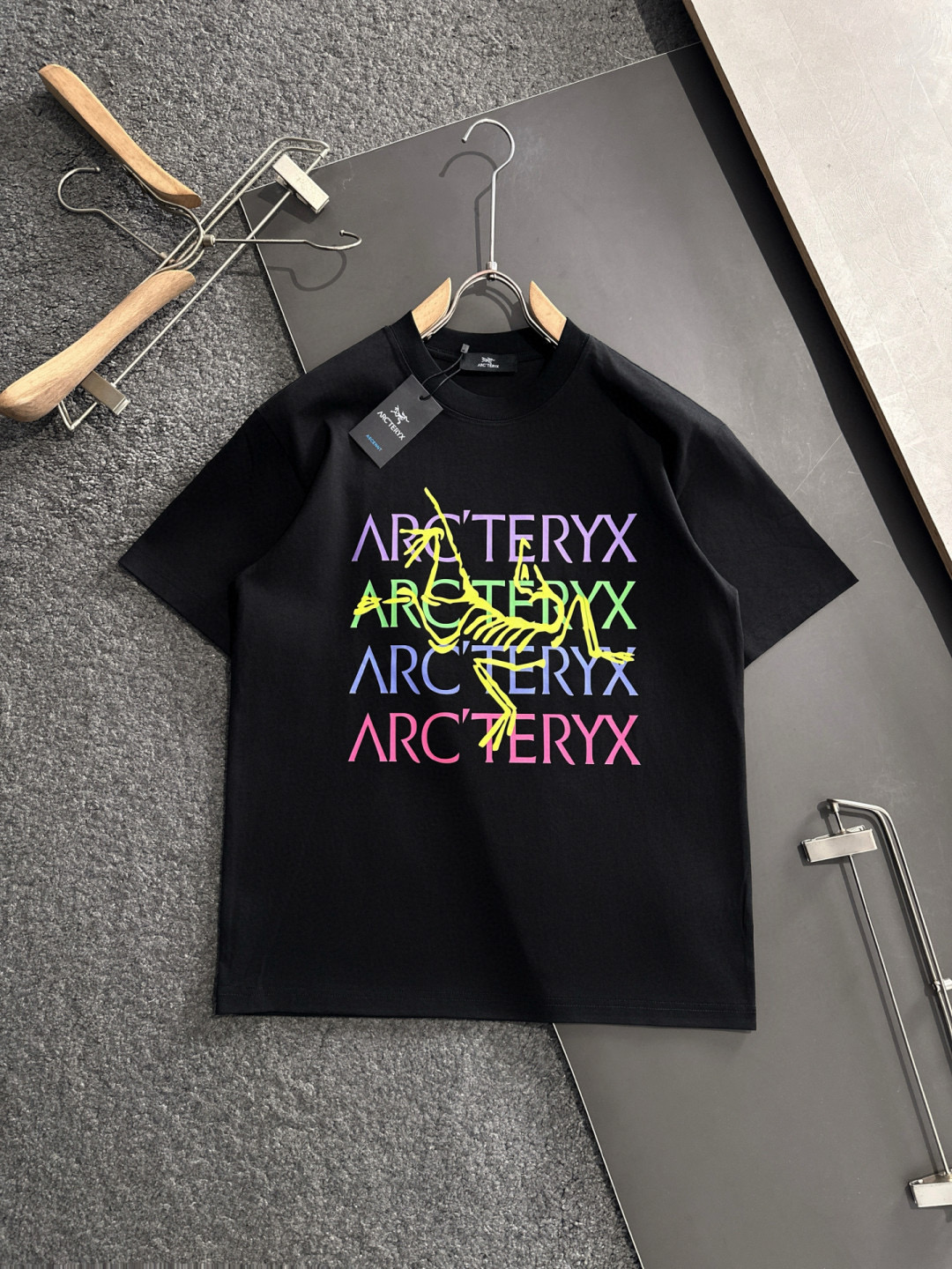  ARC 2025SS春夏最新款圆领时尚短袖T恤，官网同步，专柜纯棉面料！贴肤舒适，耐看又好穿，经典简约