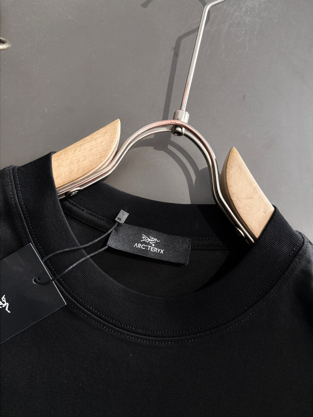  ARC 2025SS春夏最新款圆领时尚短袖T恤，官网同步，专柜纯棉面料！贴肤舒适，耐看又好穿，经典简约
