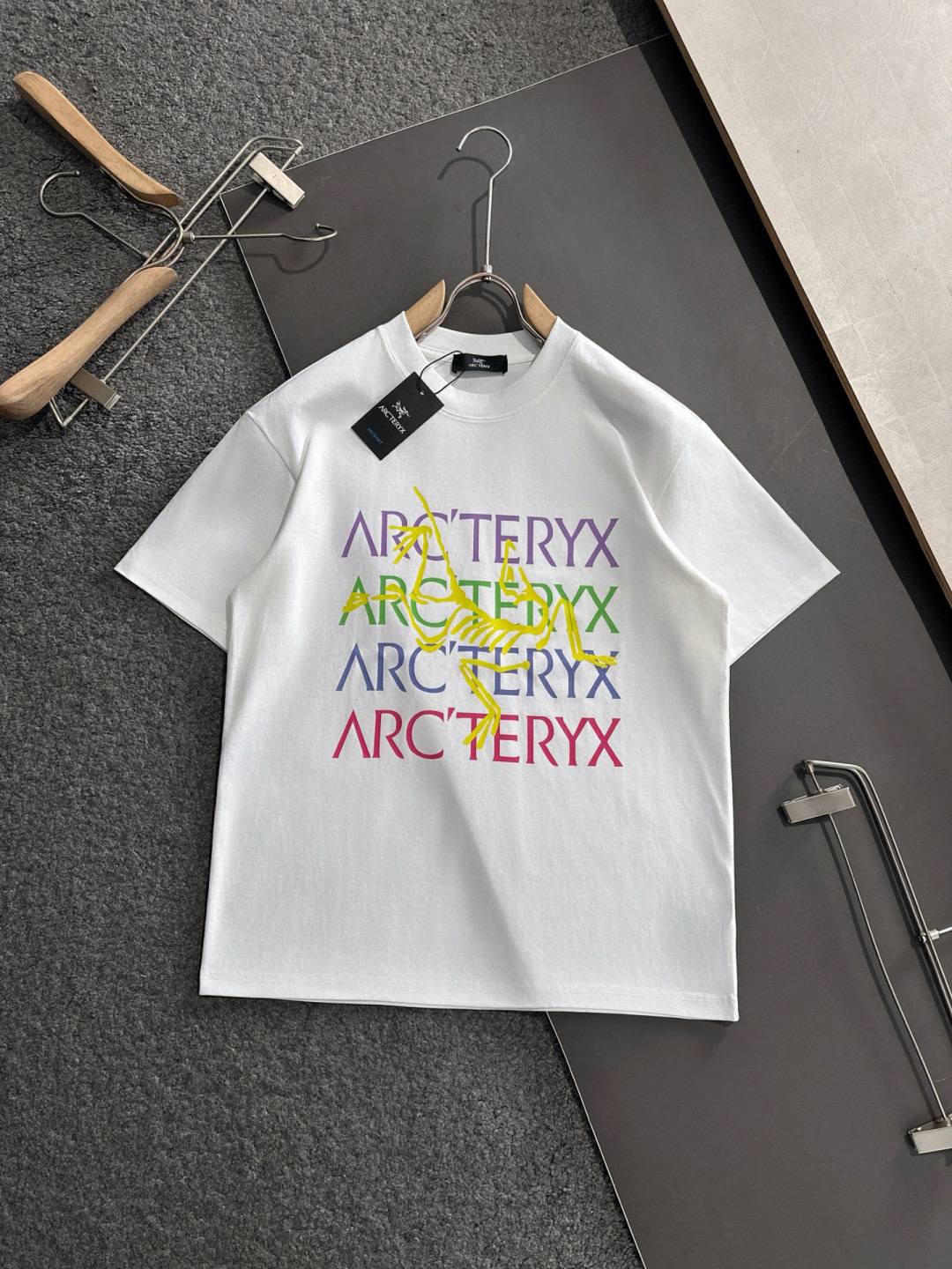 ARC 2025SS春夏最新款圆领时尚短袖T恤，官网同步，专柜纯棉面料！贴肤舒适，耐看又好穿，经典简约