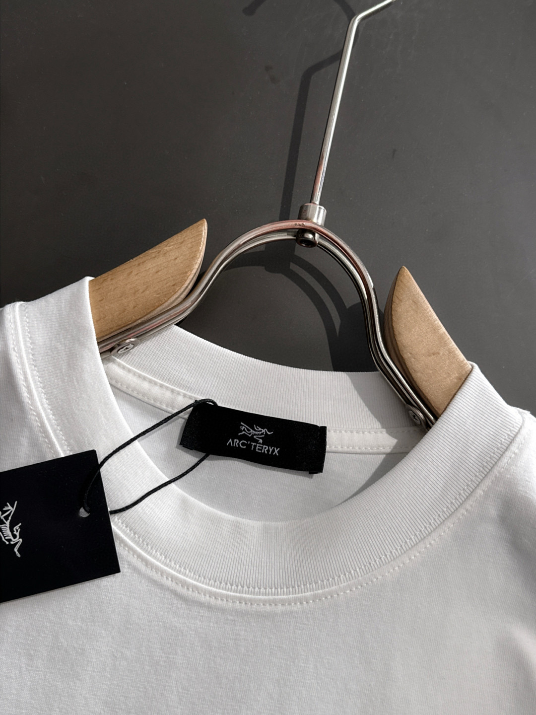  ARC 2025SS春夏最新款圆领时尚短袖T恤，官网同步，专柜纯棉面料！贴肤舒适，耐看又好穿，经典简约