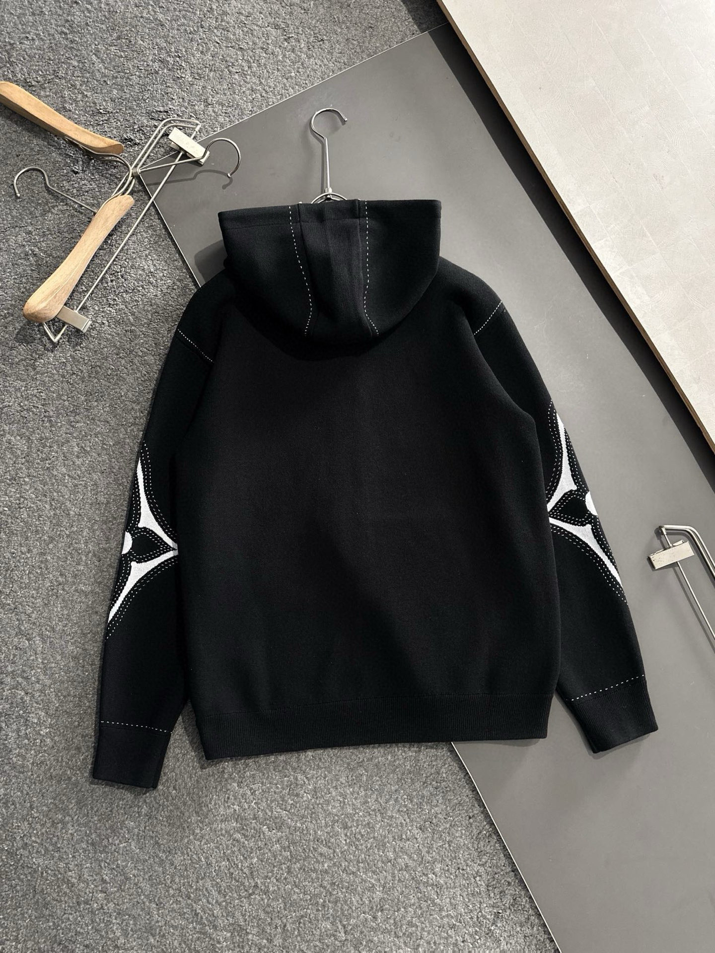 1V 2025SS新款嵌花图案针织拉链帽衫外套时髦实穿且提升标识度 低调奢华的潮流不分场合不分年龄 休闲