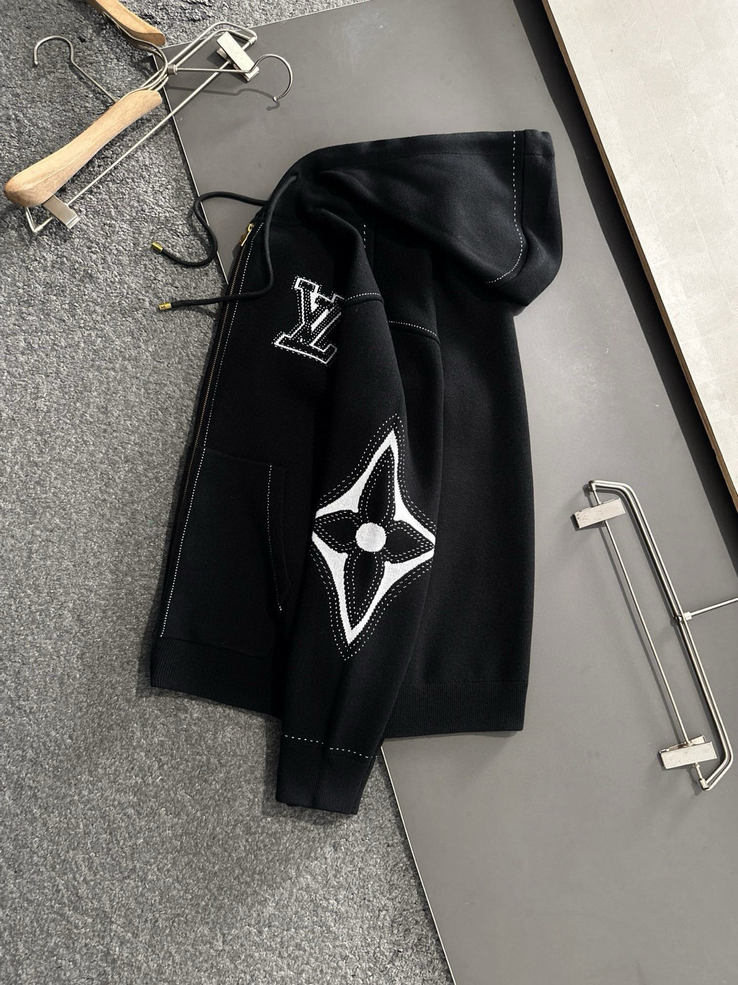 1V 2025SS新款嵌花图案针织拉链帽衫外套时髦实穿且提升标识度 低调奢华的潮流不分场合不分年龄 休闲