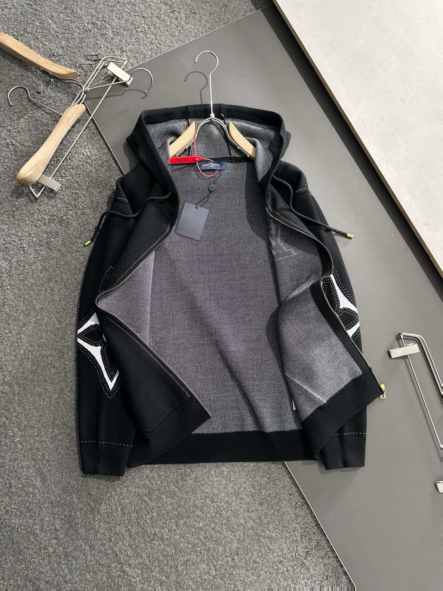 1V 2025SS新款嵌花图案针织拉链帽衫外套时髦实穿且提升标识度 低调奢华的潮流不分场合不分年龄 休闲