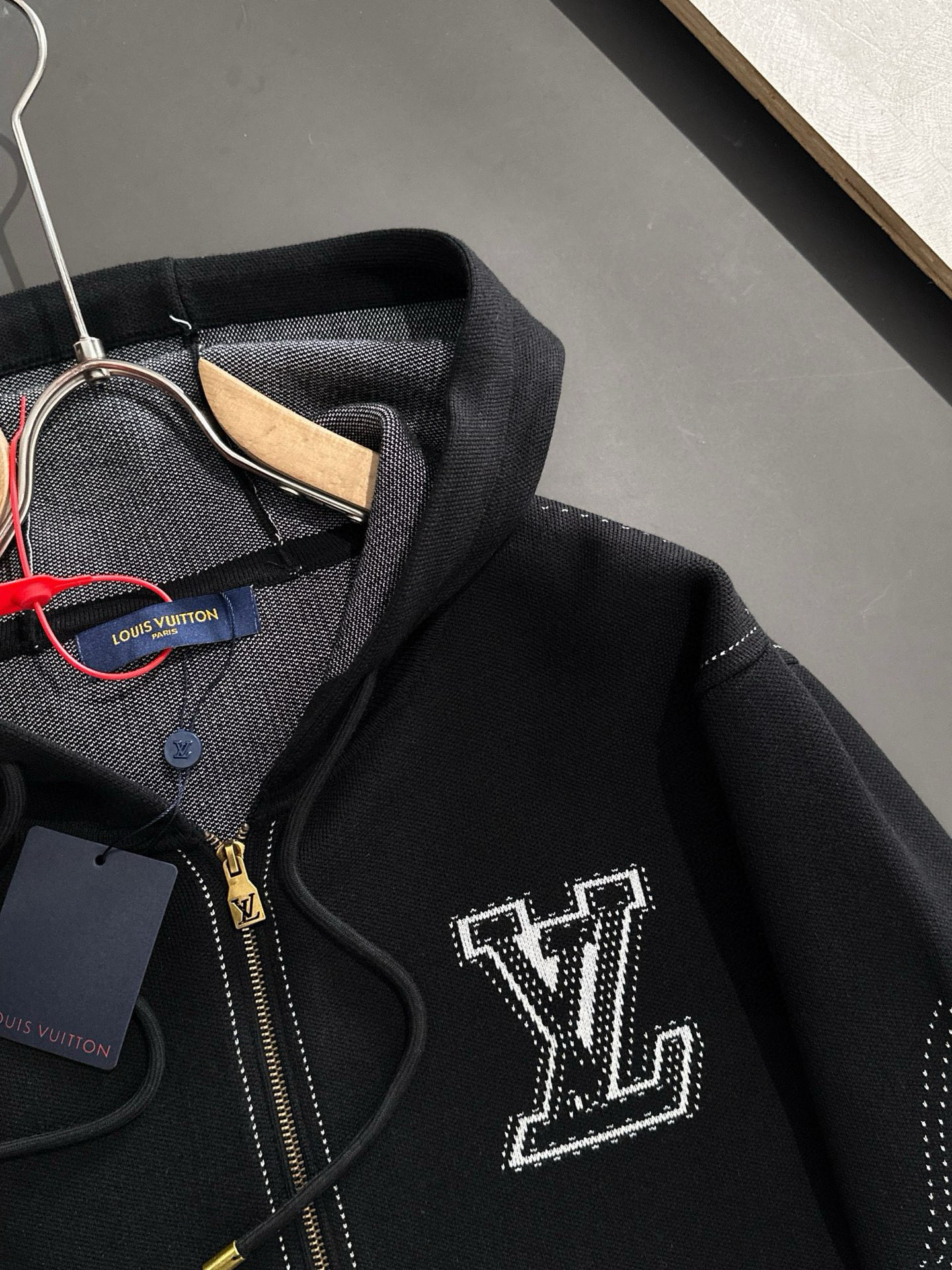 1V 2025SS新款嵌花图案针织拉链帽衫外套时髦实穿且提升标识度 低调奢华的潮流不分场合不分年龄 休闲