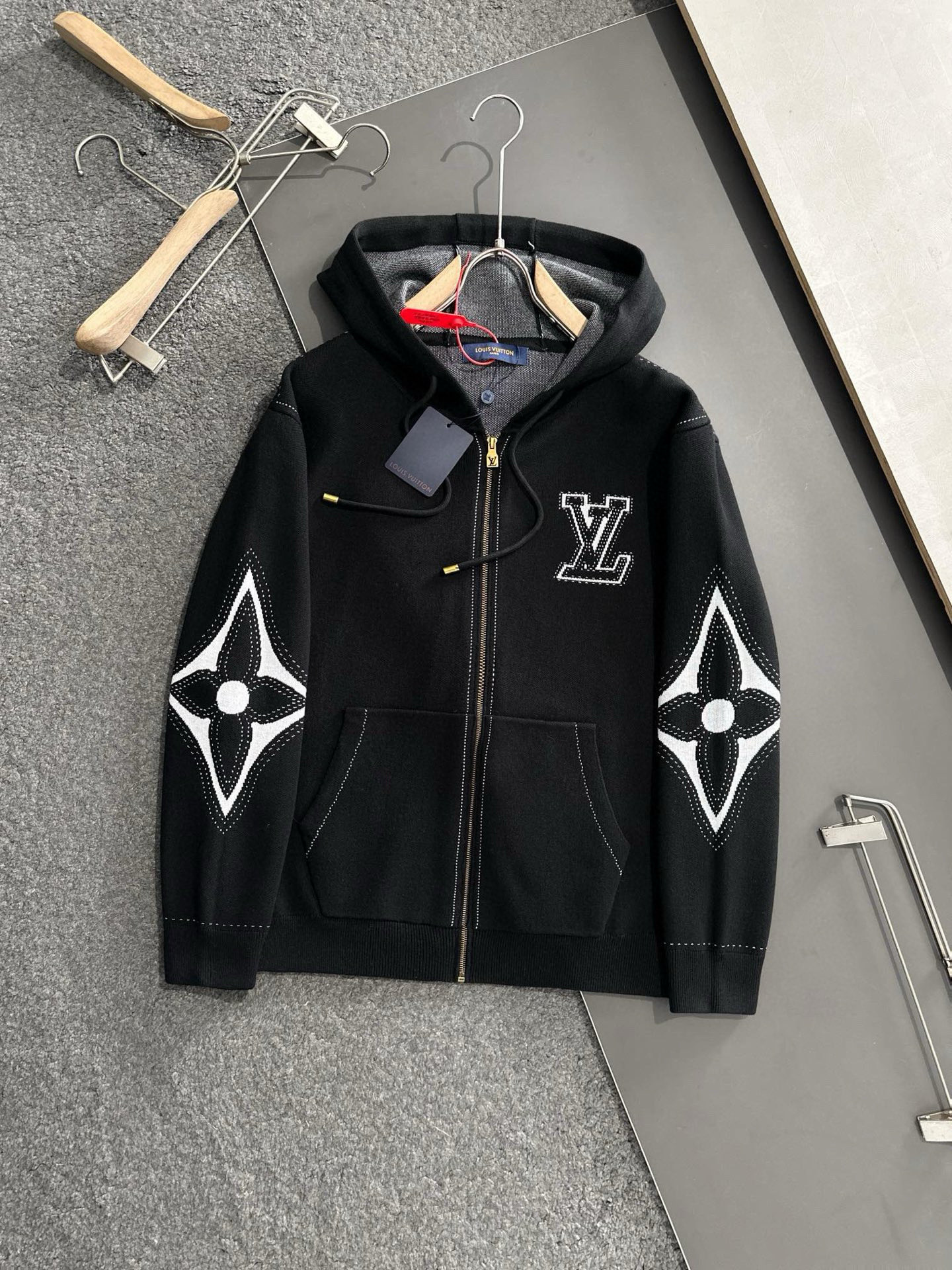 1V 2025SS新款嵌花图案针织拉链帽衫外套时髦实穿且提升标识度 低调奢华的潮流不分场合不分年龄 休闲