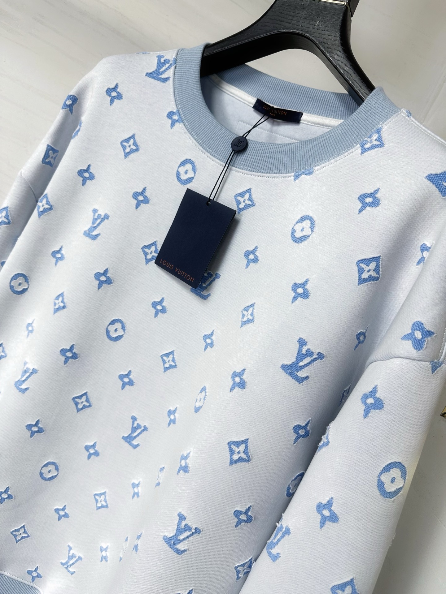 1V 2025Ss秋冬新款卫衣，精美工艺圆领款，特制纯棉400克面料升级水洗大毛圈、柔软贴身科技面料，定