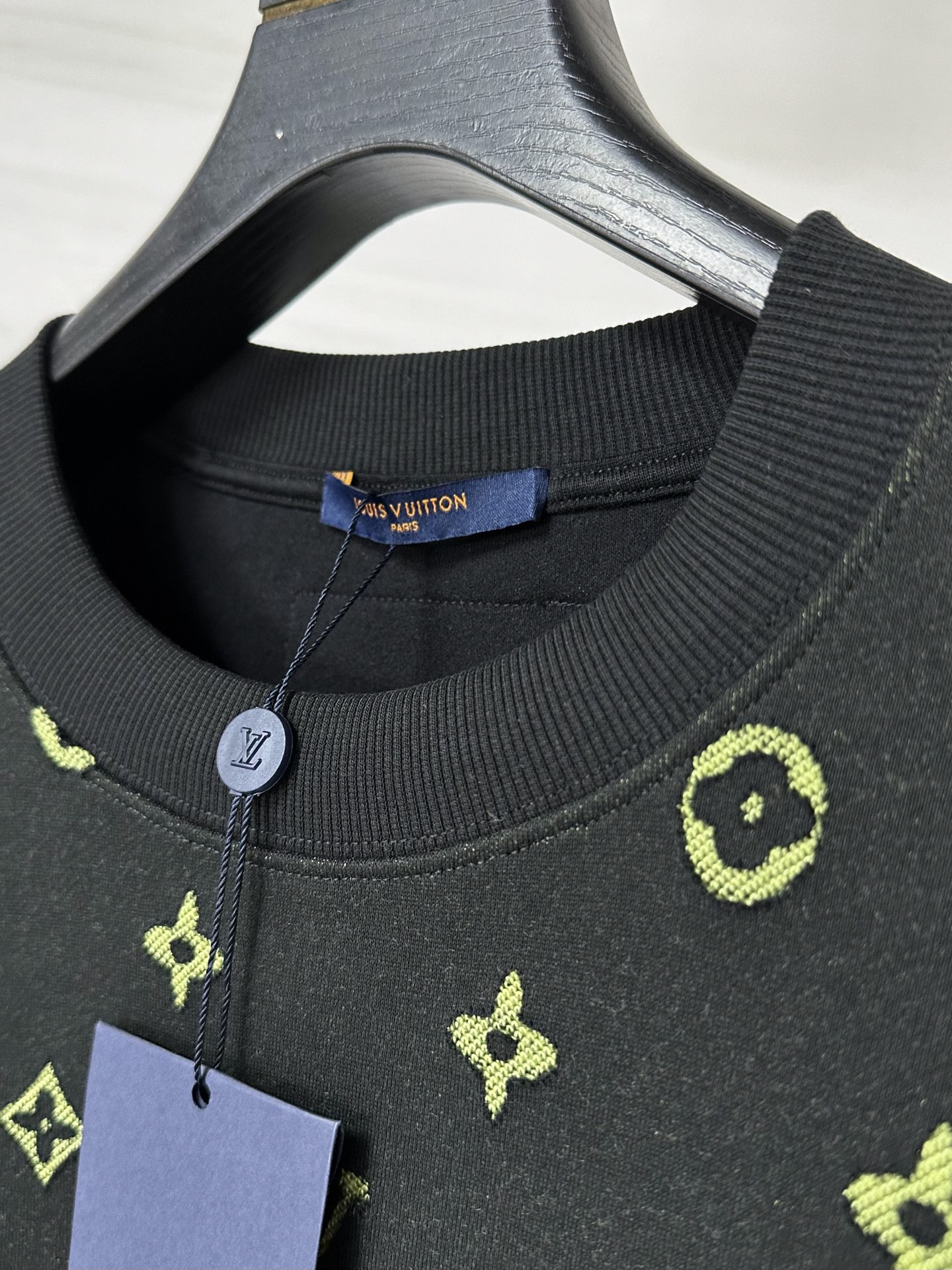 1V 2025Ss秋冬新款卫衣，精美工艺圆领款，特制纯棉400克面料升级水洗大毛圈、柔软贴身科技面料，定