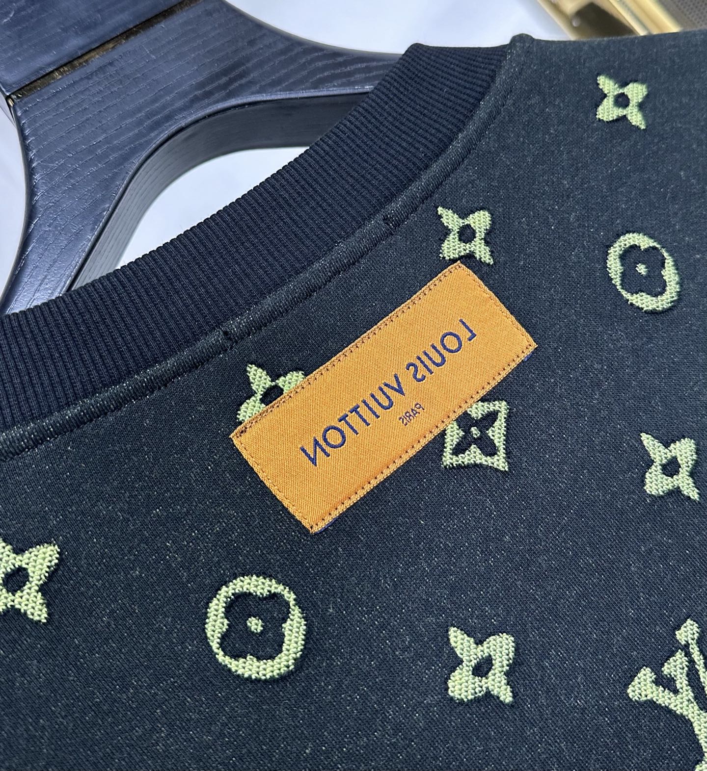 1V 2025Ss秋冬新款卫衣，精美工艺圆领款，特制纯棉400克面料升级水洗大毛圈、柔软贴身科技面料，定