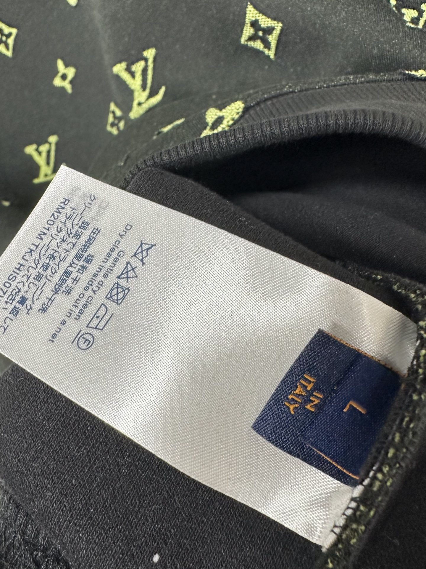 1V 2025Ss秋冬新款卫衣，精美工艺圆领款，特制纯棉400克面料升级水洗大毛圈、柔软贴身科技面料，定