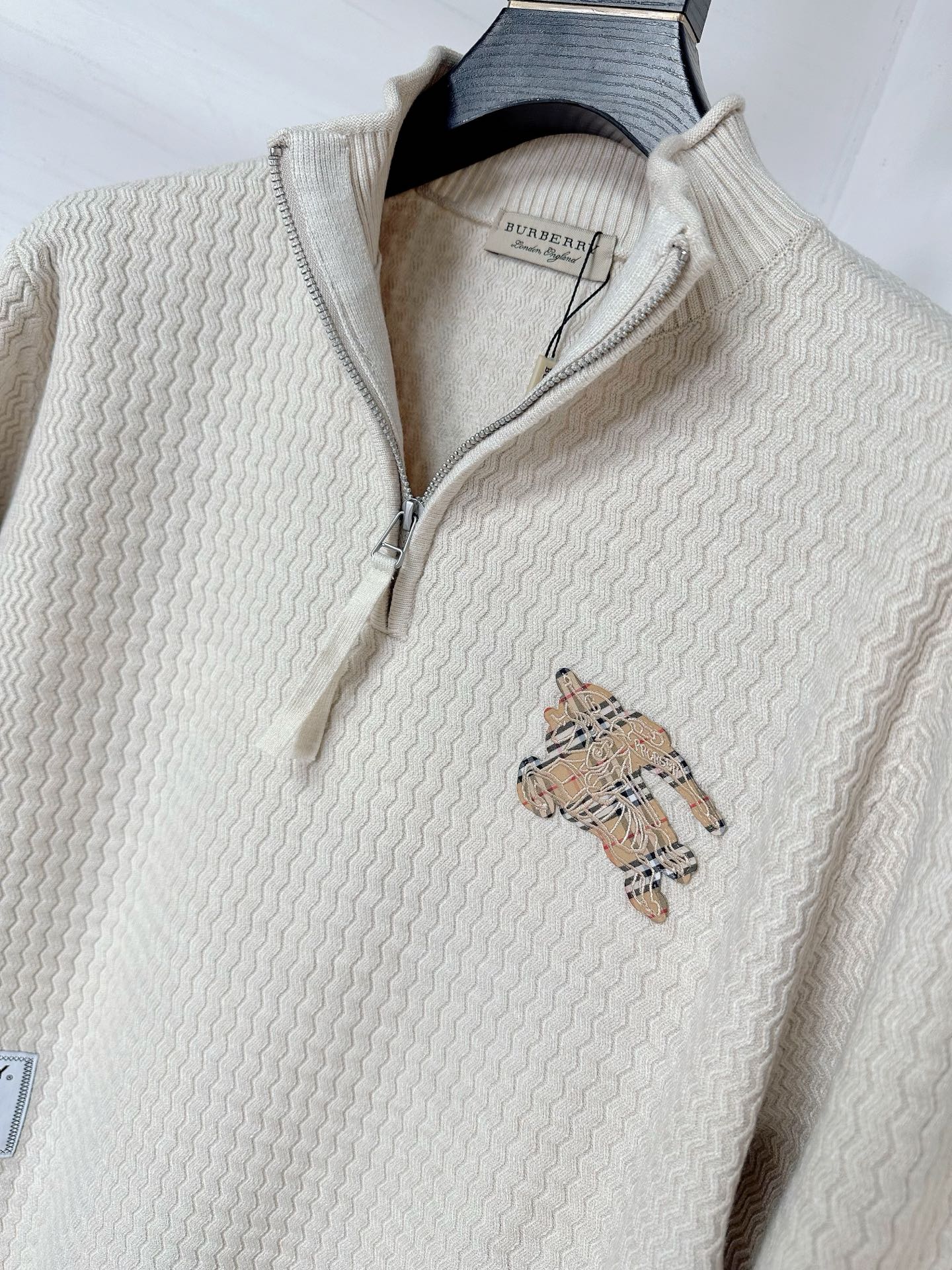 BBR 2025SS秋冬新款半开衫开衫毛衣，专柜同步发售，采用羊毛混纺针织衫毛衣，经典格子飞马刺绣log